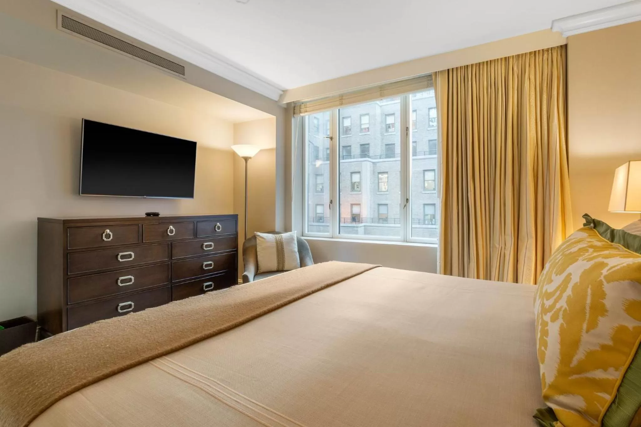 Photo of the whole room, Bed in Omni Berkshire Place