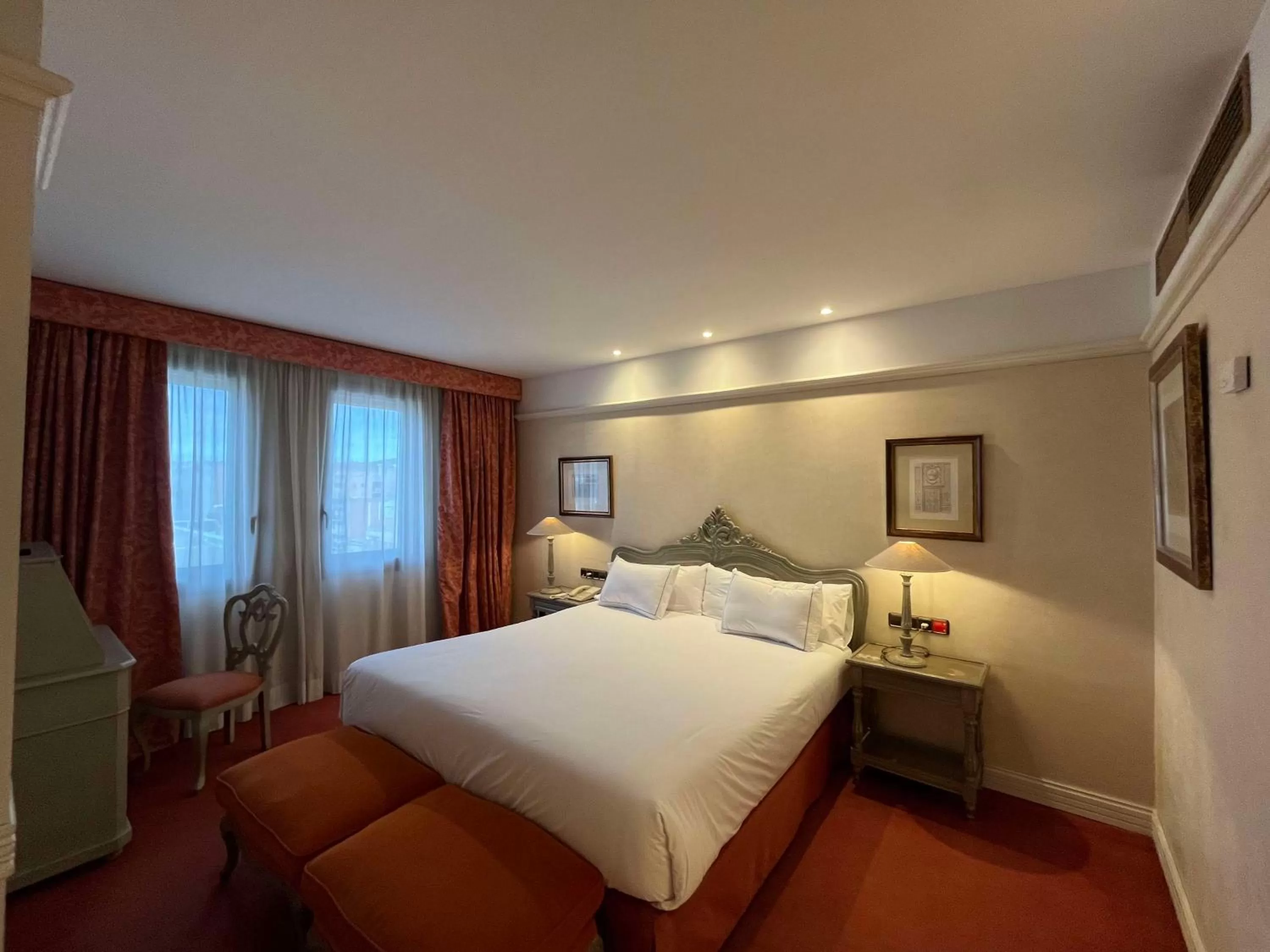 Photo of the whole room, Bed in Best Western Premier CMC Girona