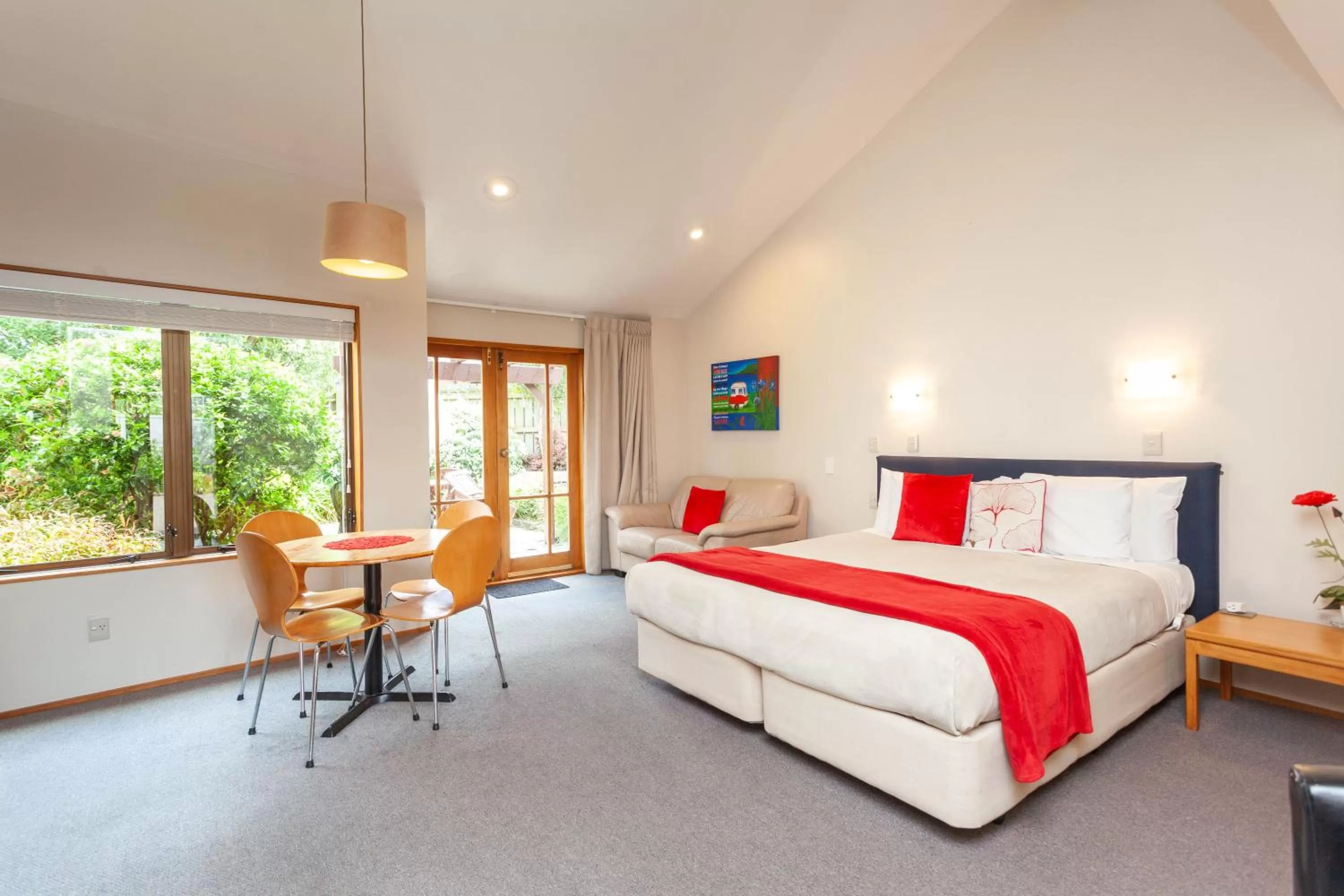 Photo of the whole room, Bed in Cascades Lakefront Motel