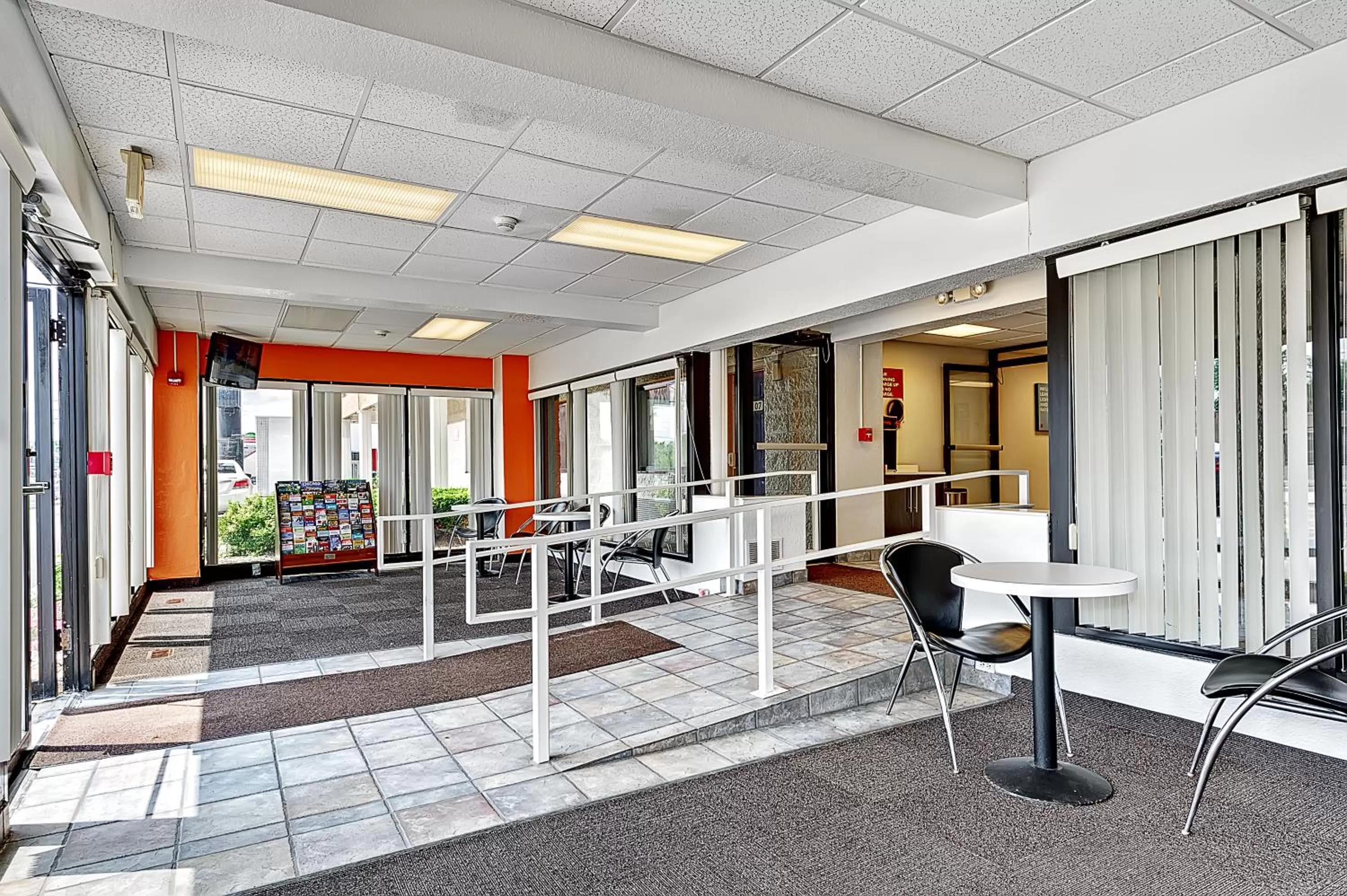 Lobby or reception in Motel 6-Villa Park, IL - Chicago West