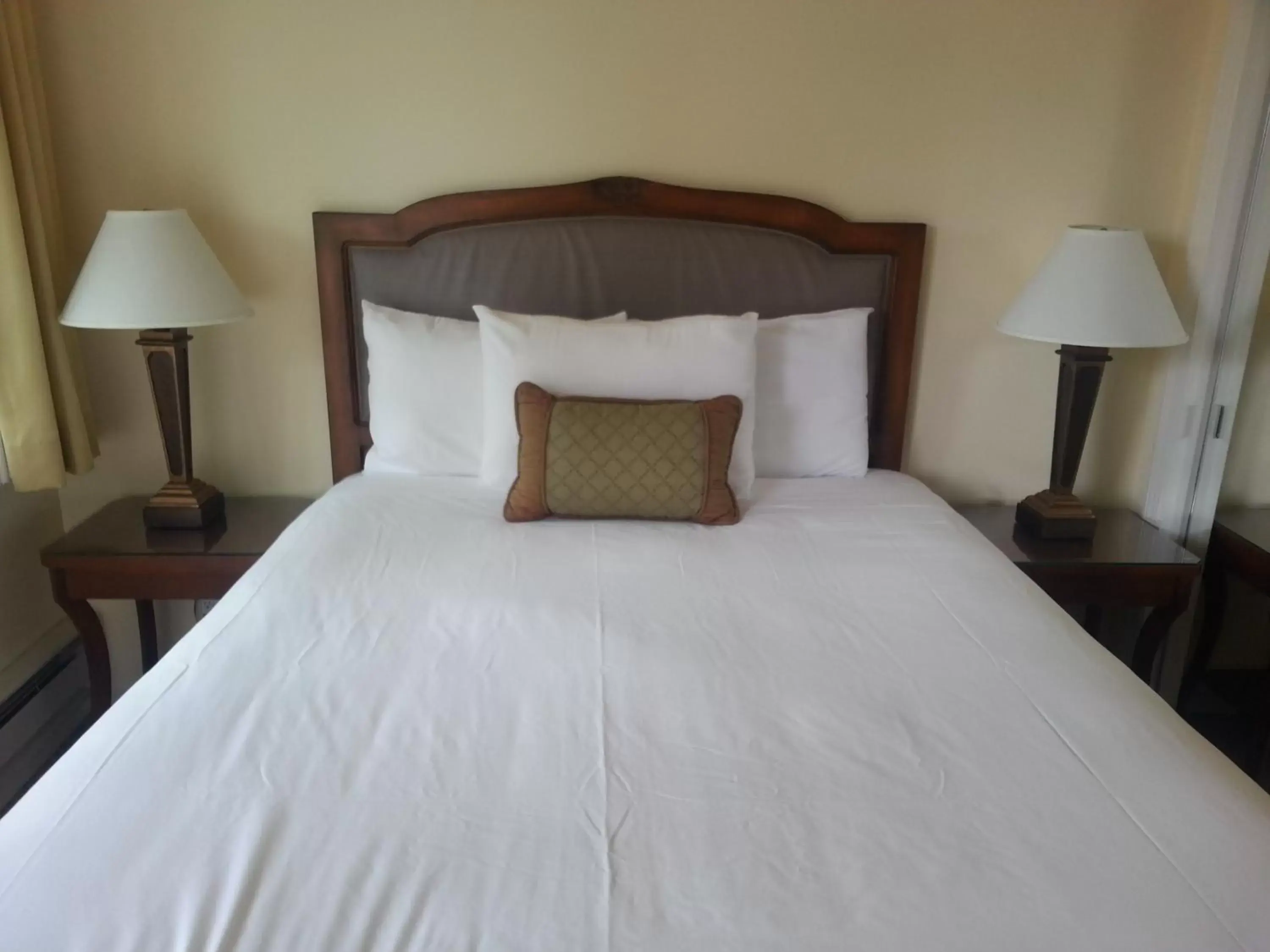 Queen Room in The Vendange Carmel Inn & Suites Queen Room in The Vendange Carmel Inn & Suites