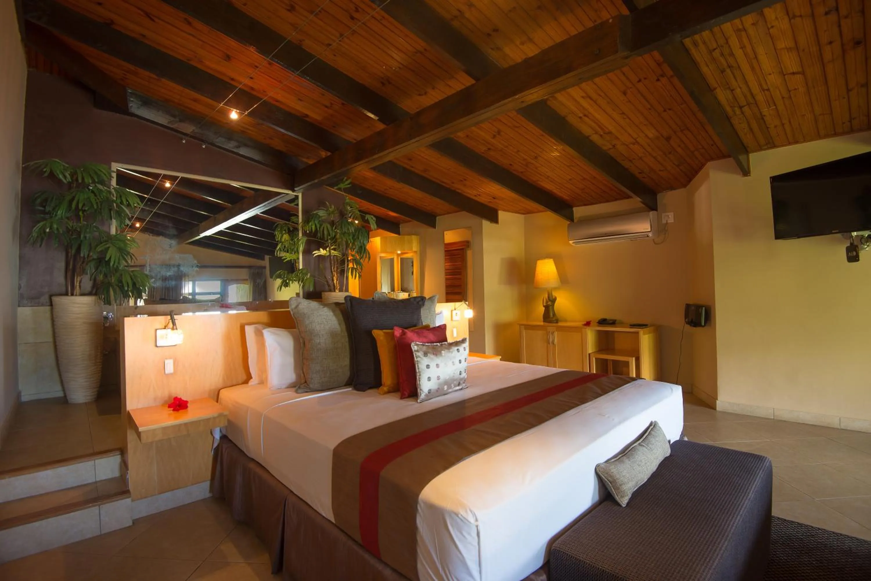 Photo of the whole room, Bed in Coco de Mer Hotel and Black Parrot Suites