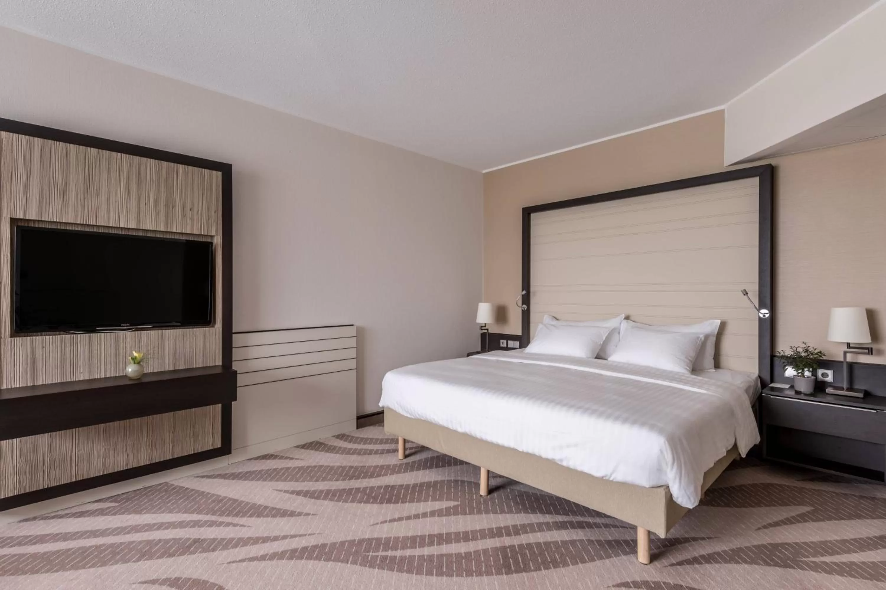 Family Queen Room with Sofa Bed in Munich Airport Marriott Hotel