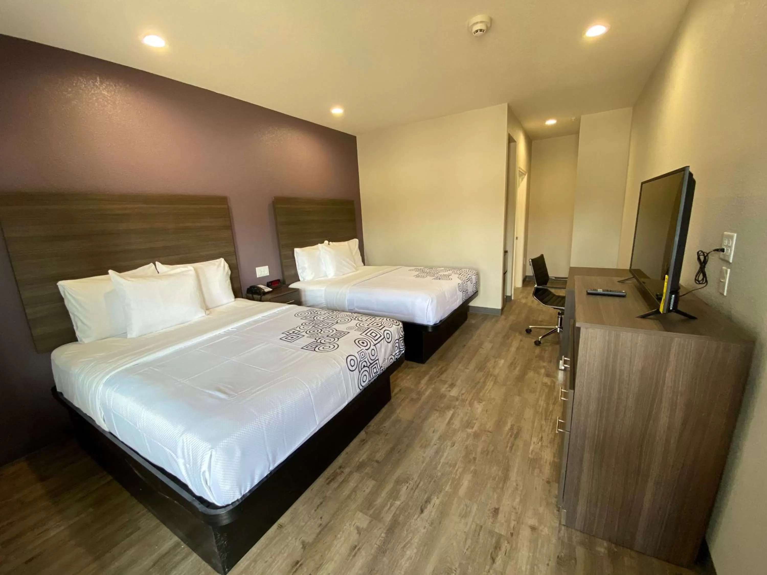 Queen Room with Two Queen Beds and Roll-In Shower - Disability Access in SureStay Plus Hotel by Best Western Ada