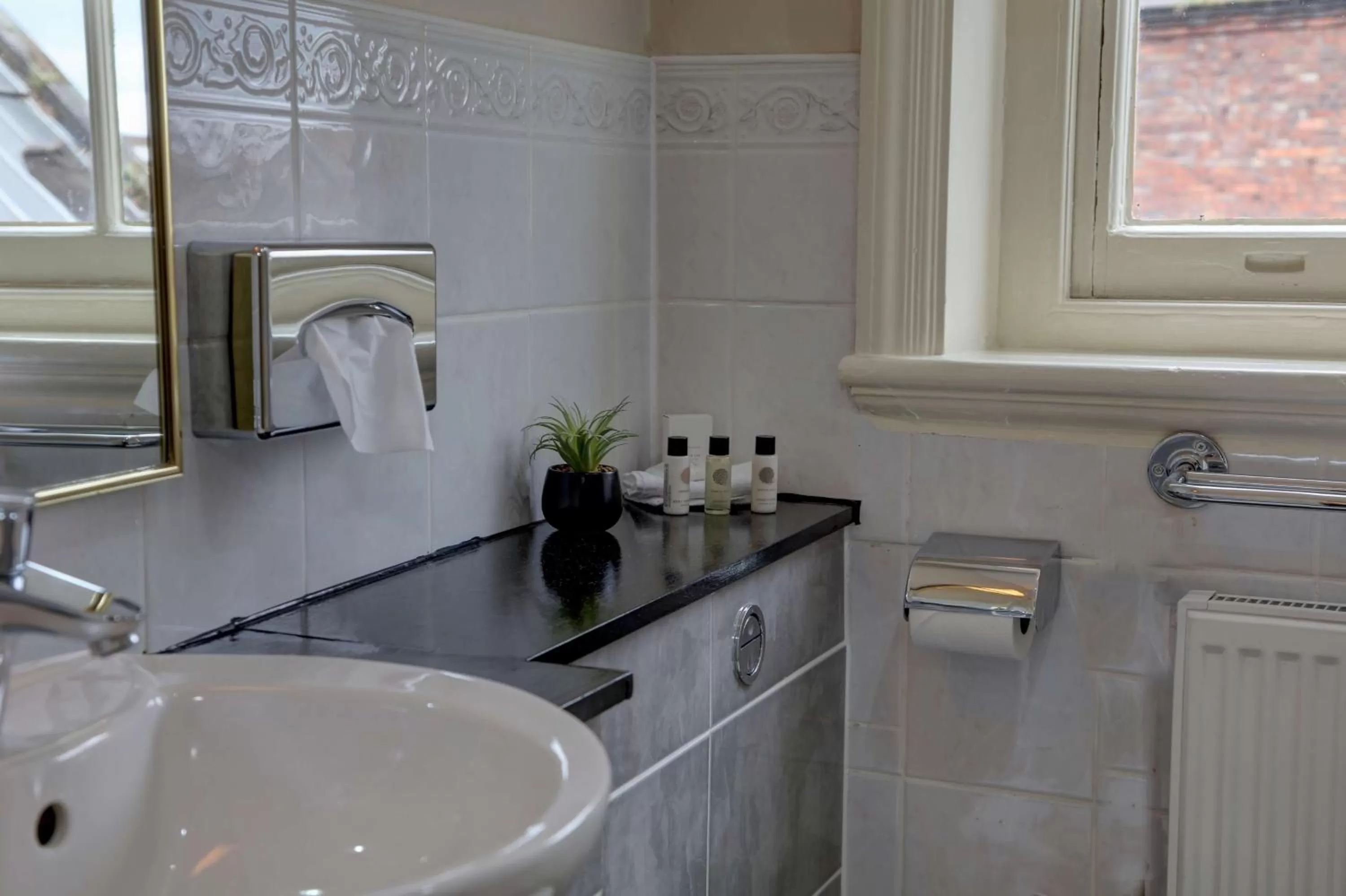 Bathroom in Crown & Mitre Hotel