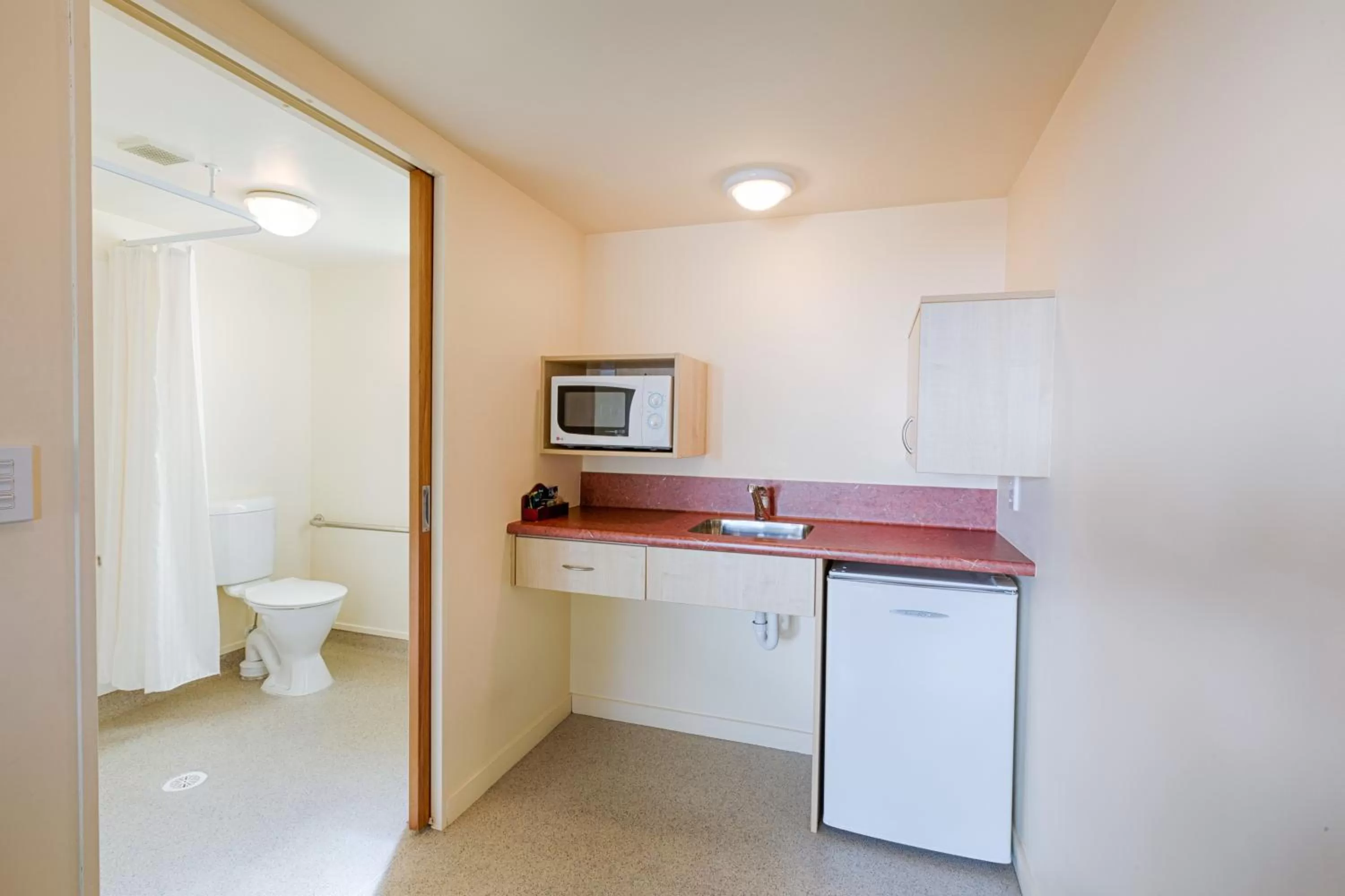 Kitchen or kitchenette in Bella Vista Motel Palmerston North