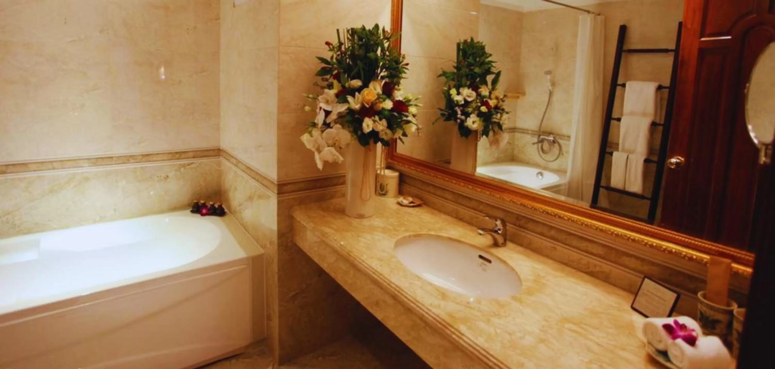 Bath in Hotel Emerald Waters Classy