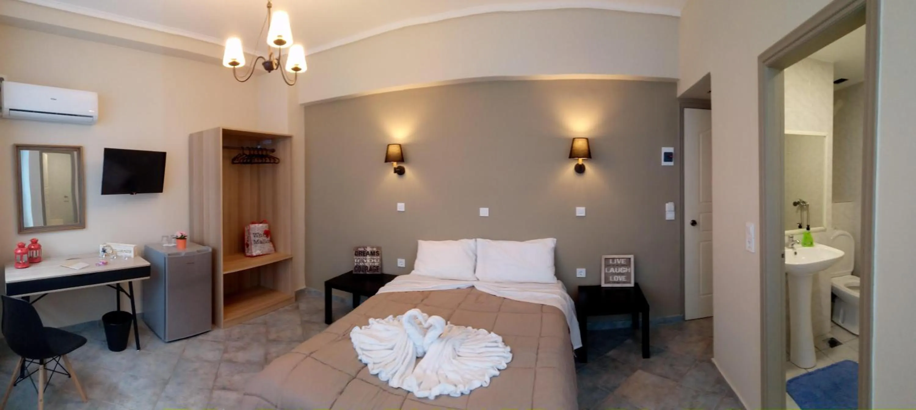 Photo of the whole room, Bed in Filon