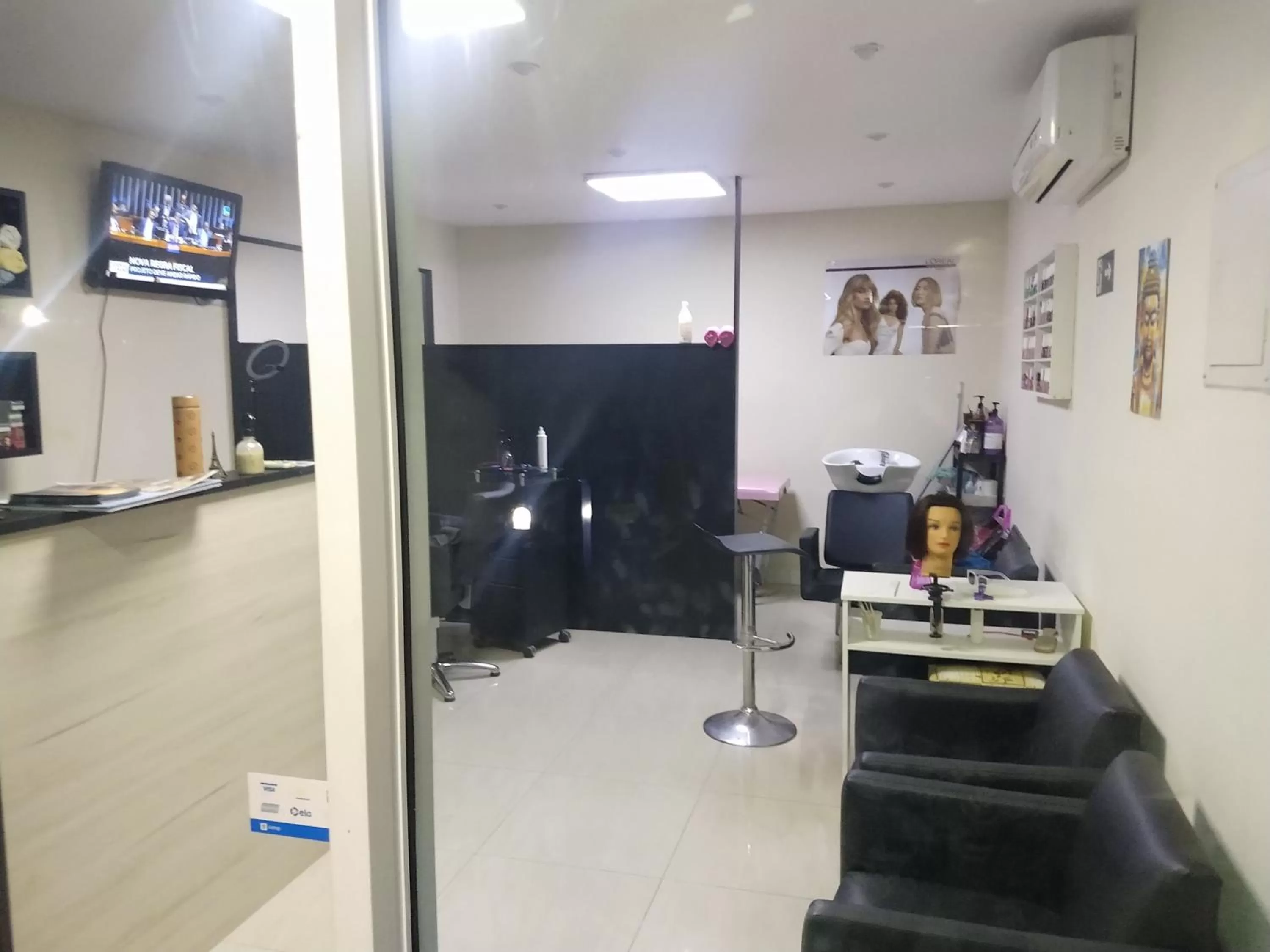 hair dryier in Apartamento no Golden Lake - pé na areia, agua de côco e cervejinha