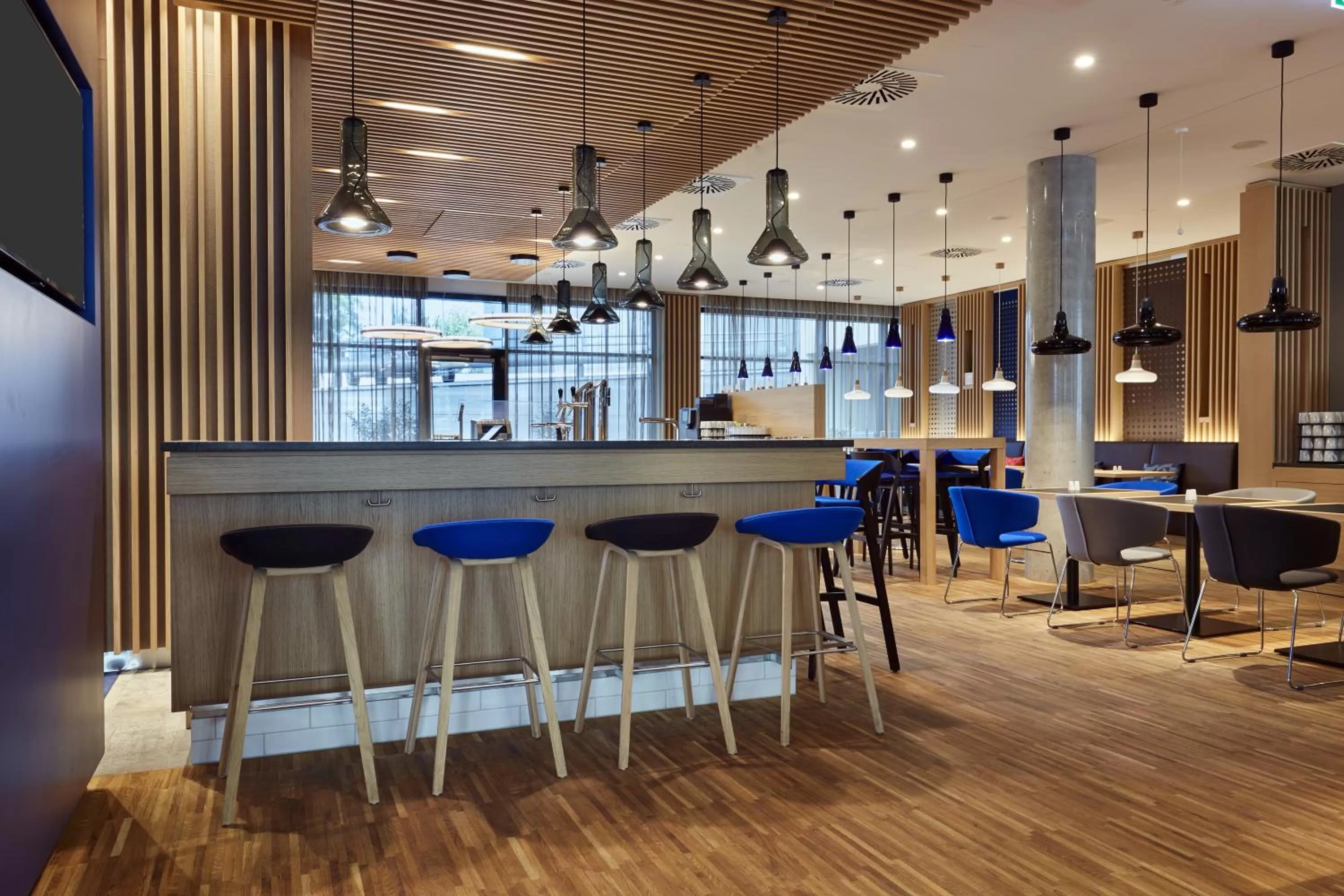 Lounge or bar in Holiday Inn Express - Berlin - Alexanderplatz by IHG