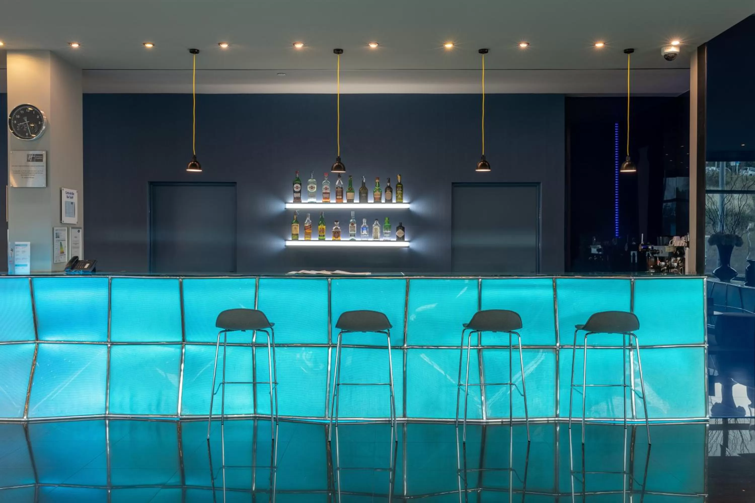 Lounge or bar in Holiday Inn Express Lisbon Alfragide by IHG
