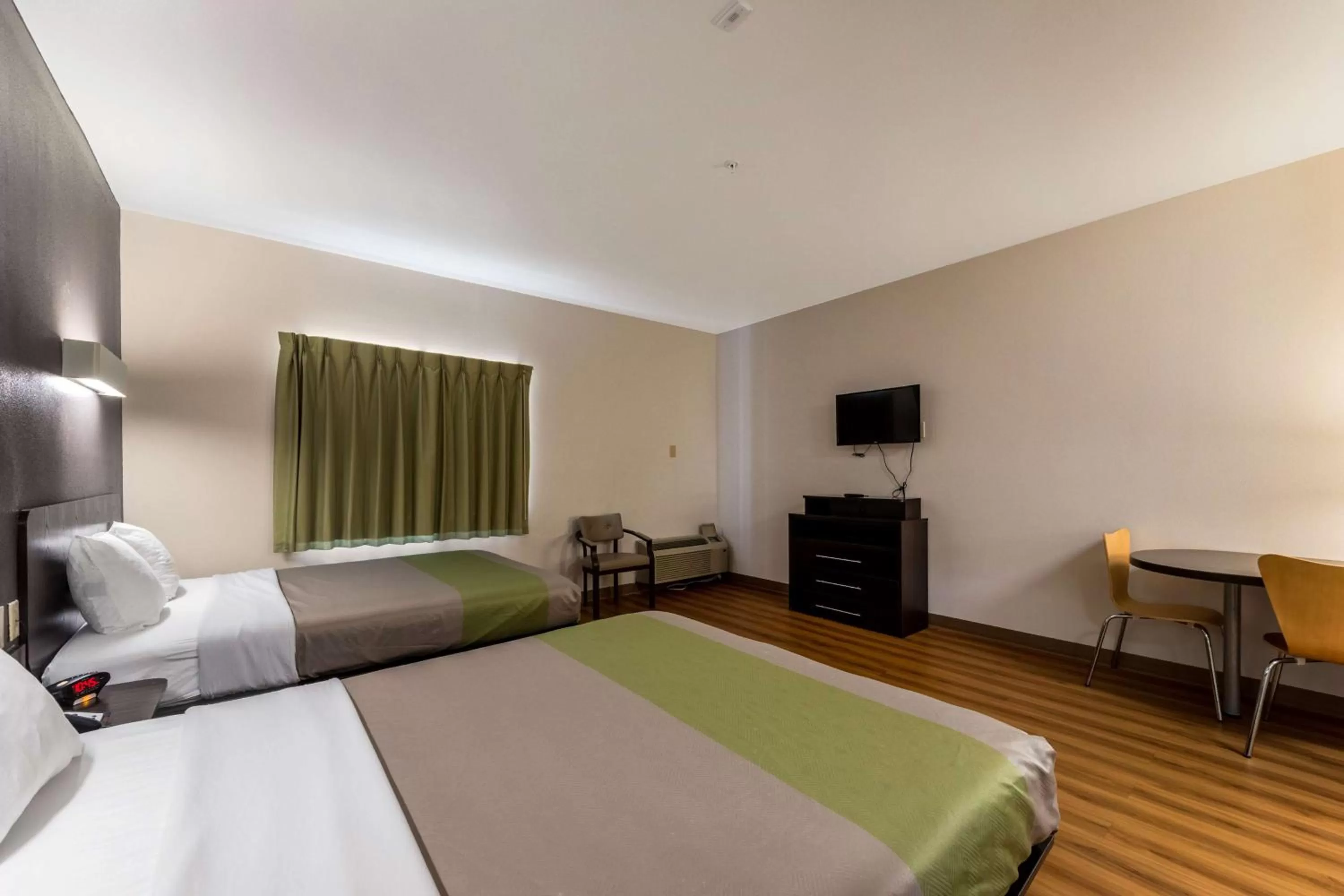 Photo of the whole room, Bed in Super 8 by Wyndham Kenedy