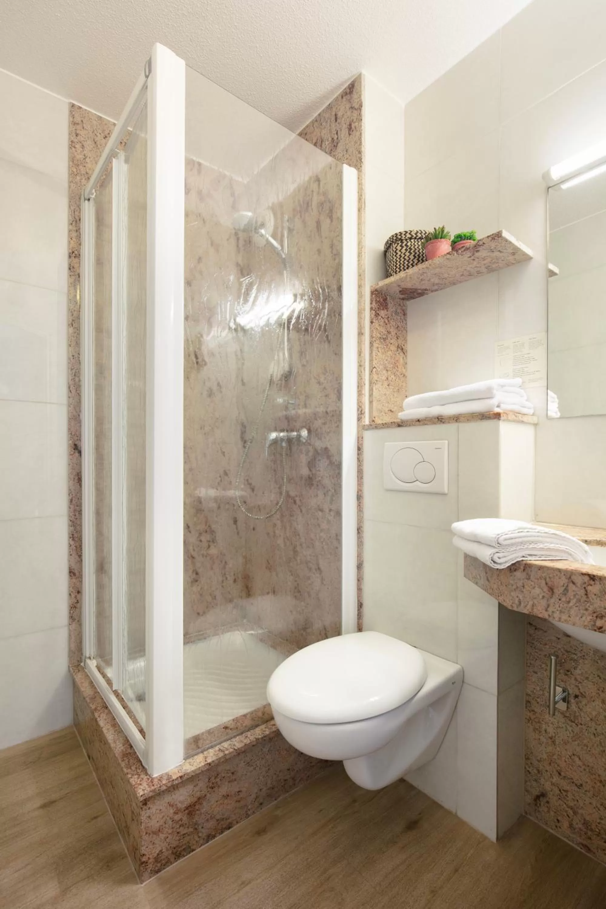 Shower in Hôtel Le Collier