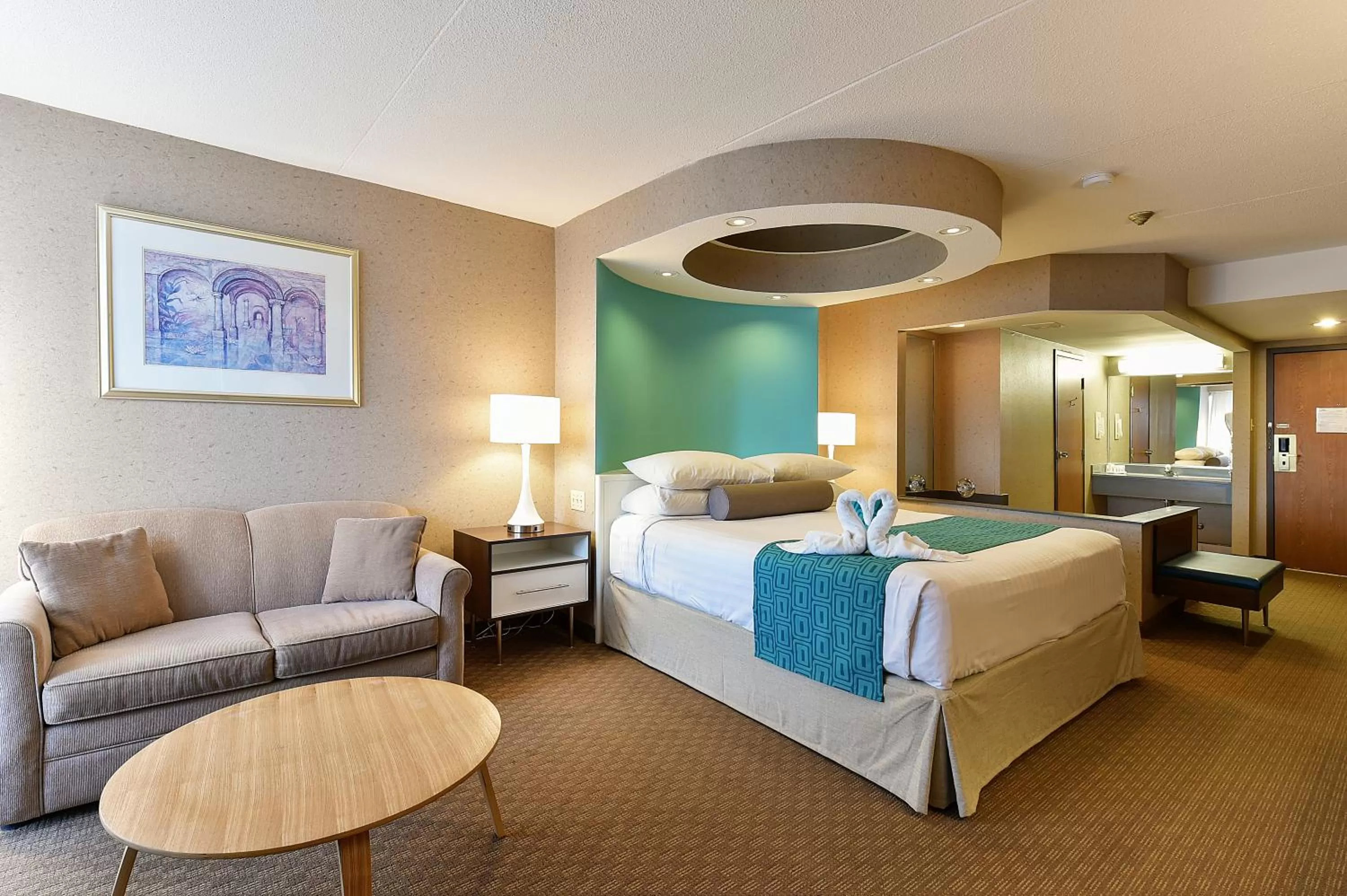 Photo of the whole room, Bed in Howard Johnson Plaza by Wyndham by the Falls Niagara Falls