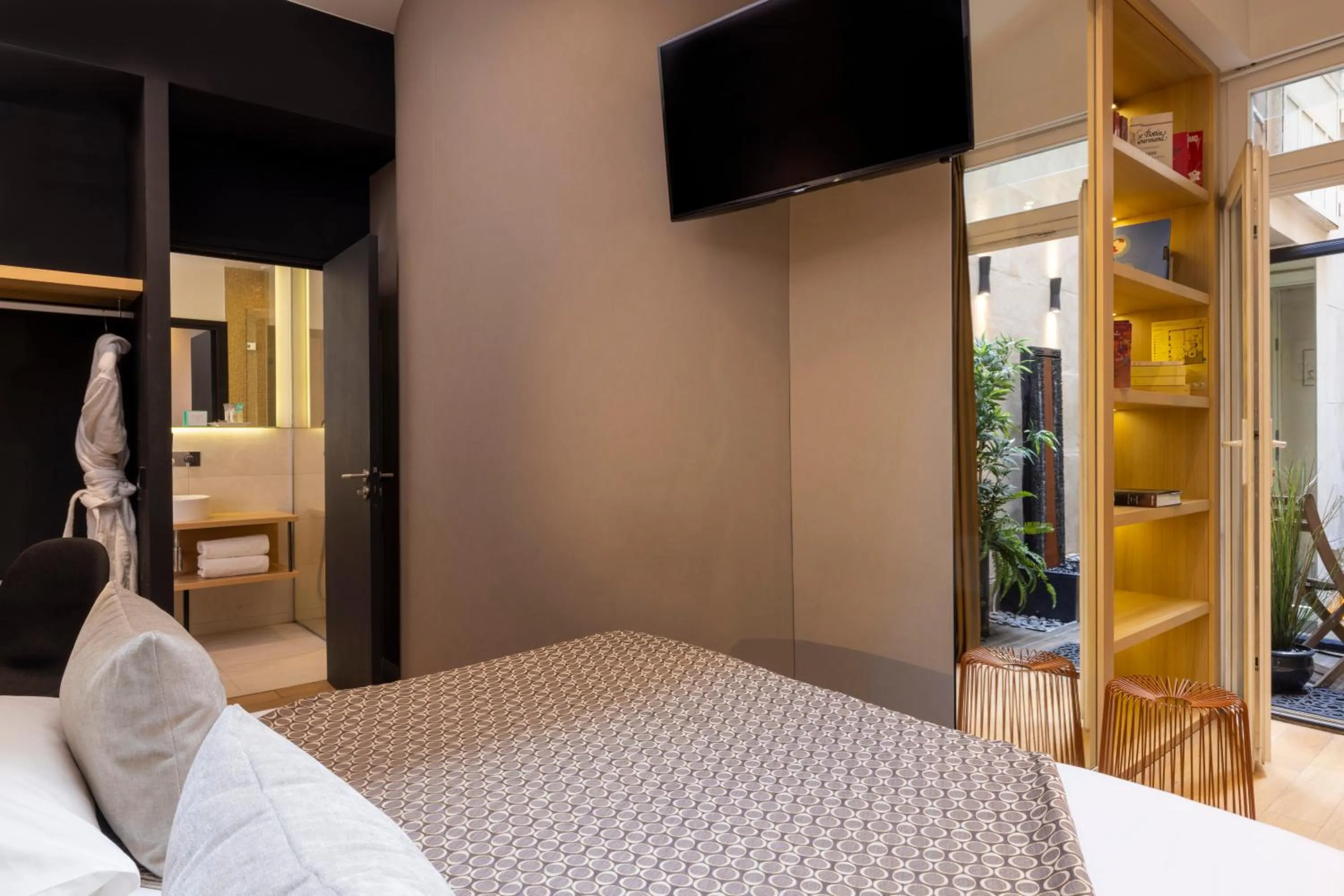 Bedroom, Bed in Hôtel Elixir