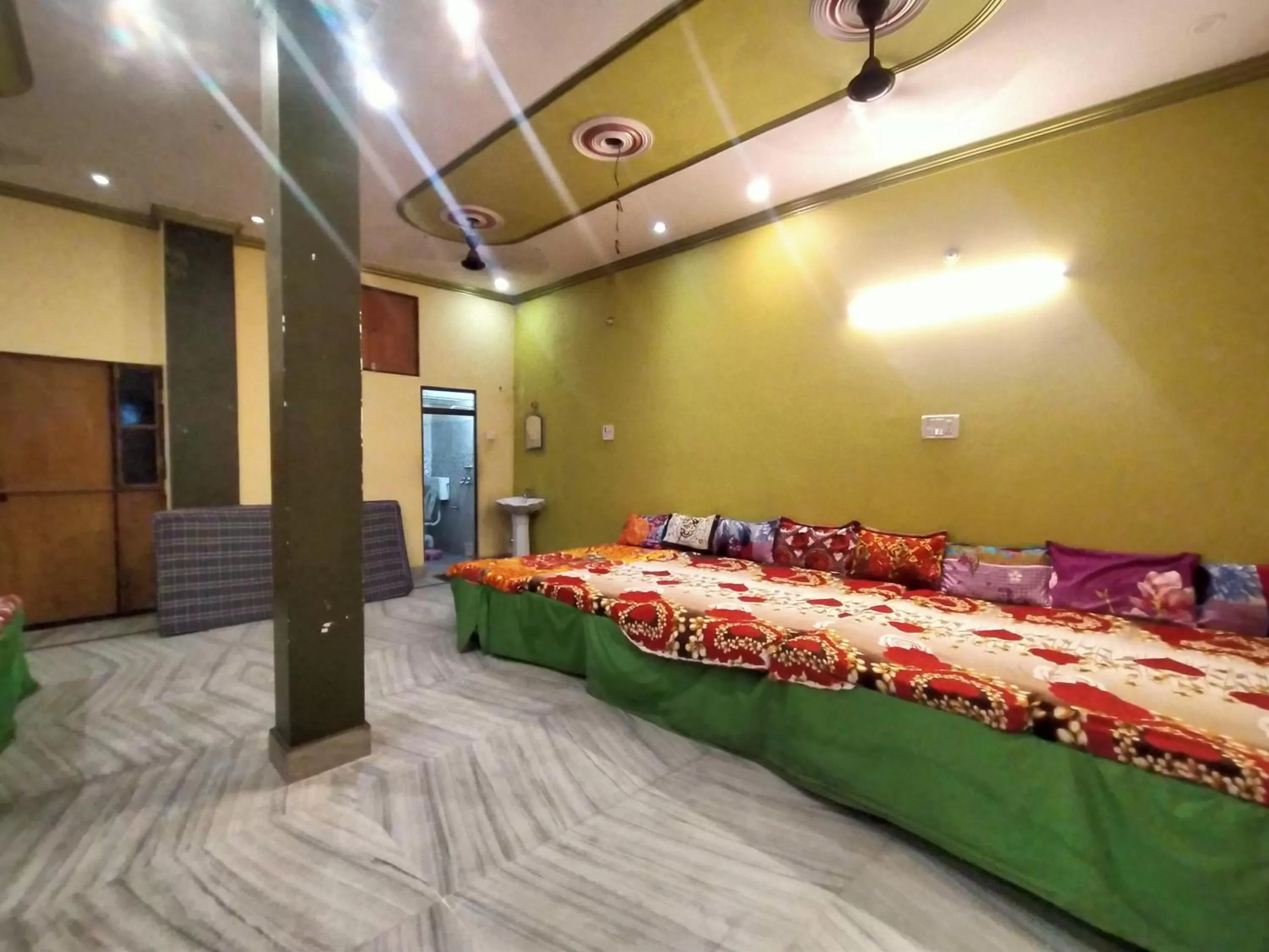 Living room, Bed in Hotel Aakash Ganga