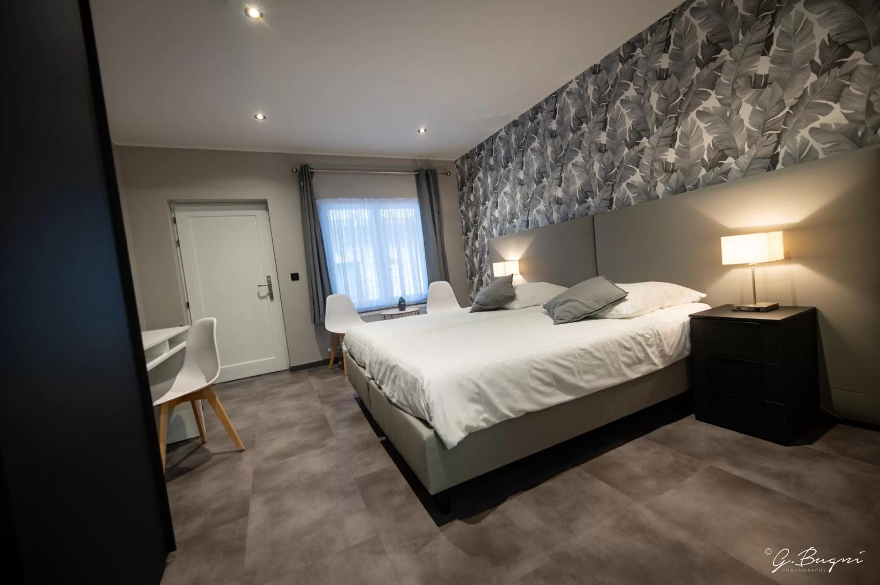 Bed in La Reine Hôtel & Restaurant