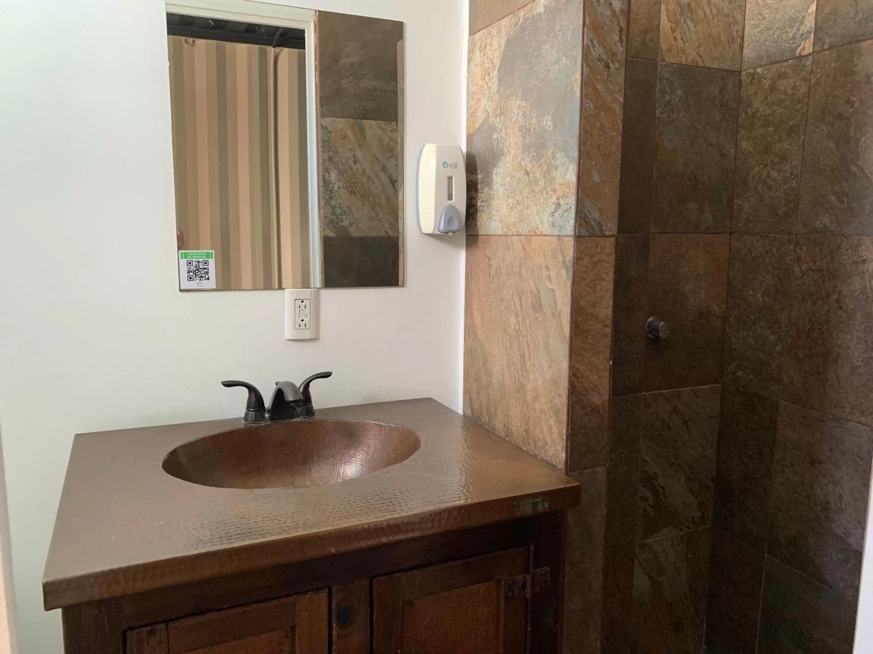 Shower in Container Inn Hotel Aeropuerto