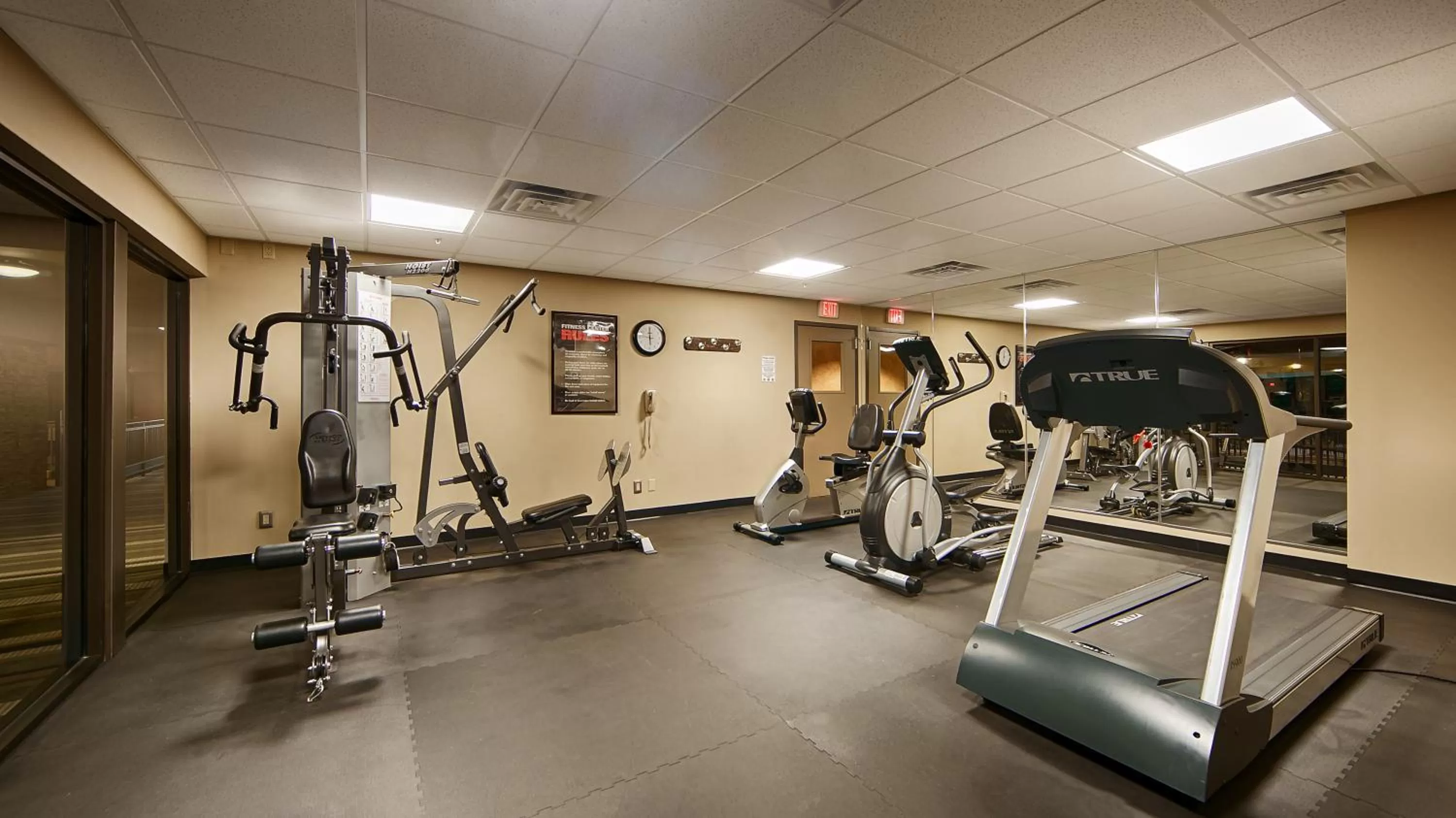 Fitness centre/facilities in Best Western Plus Raton Hotel