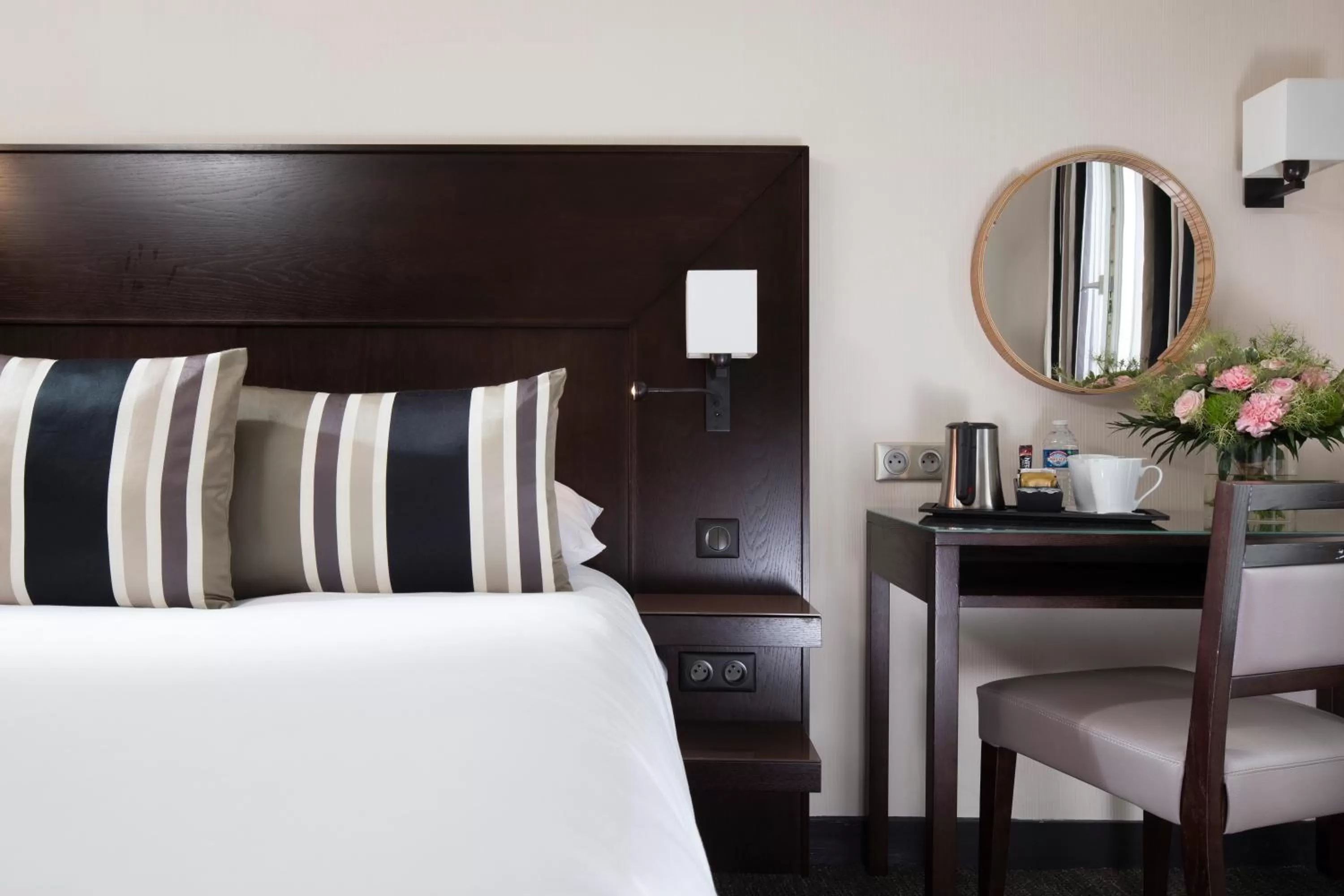 Property building, Bed in Hôtel Albert 1er Paris Lafayette