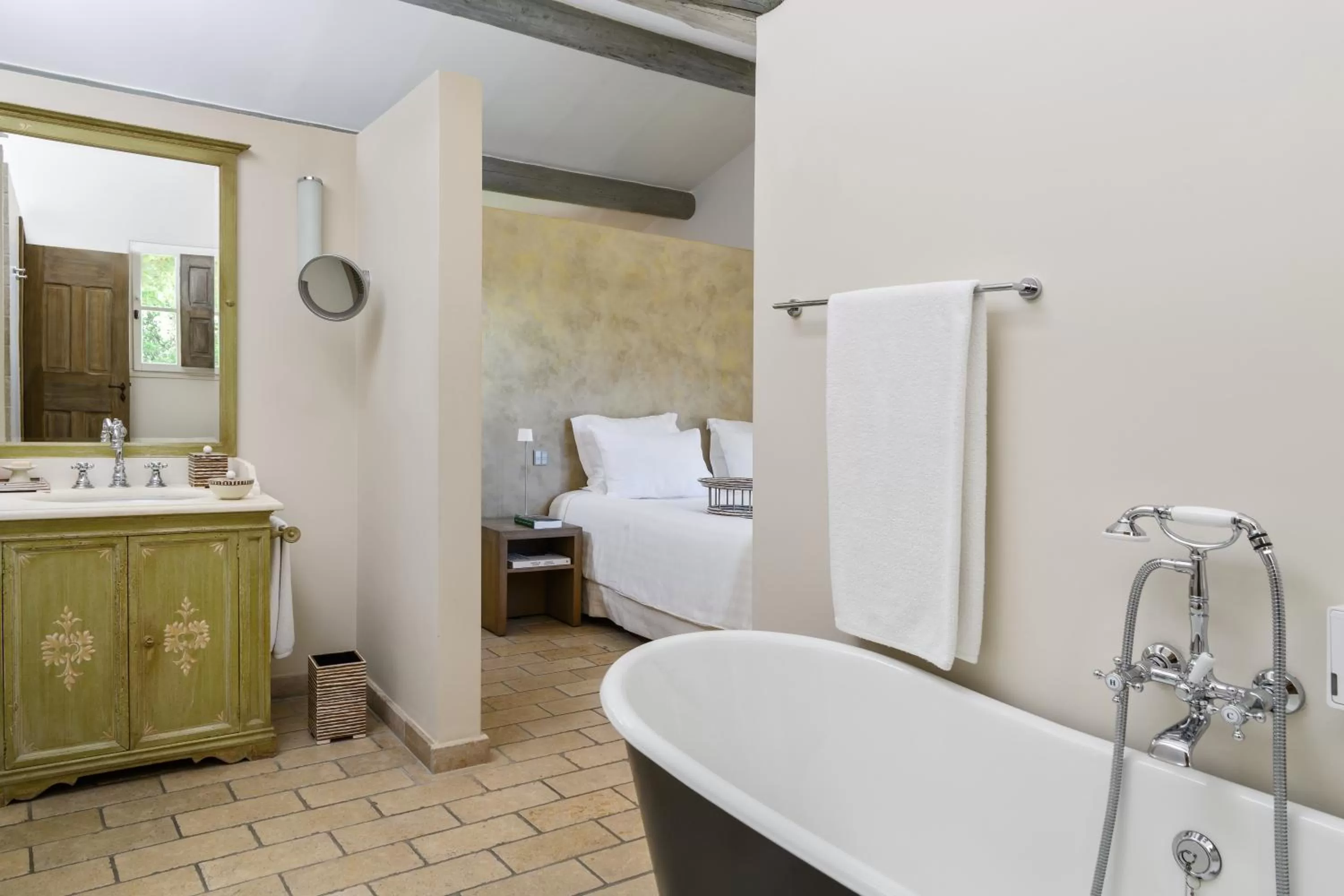 Bathroom, Bed in Coquillade Provence - Relais & Châteaux