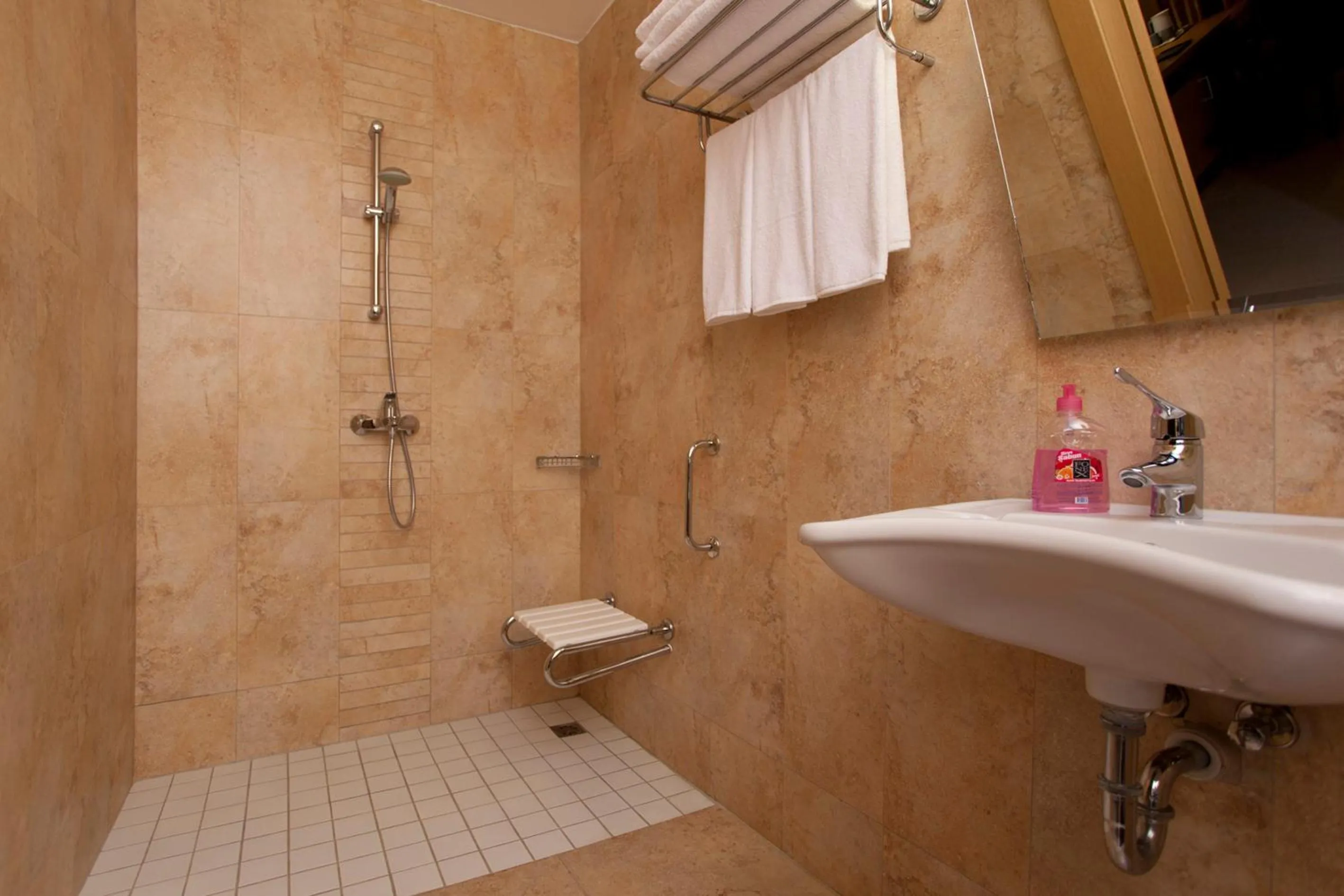 Toilet in Remi Hotel