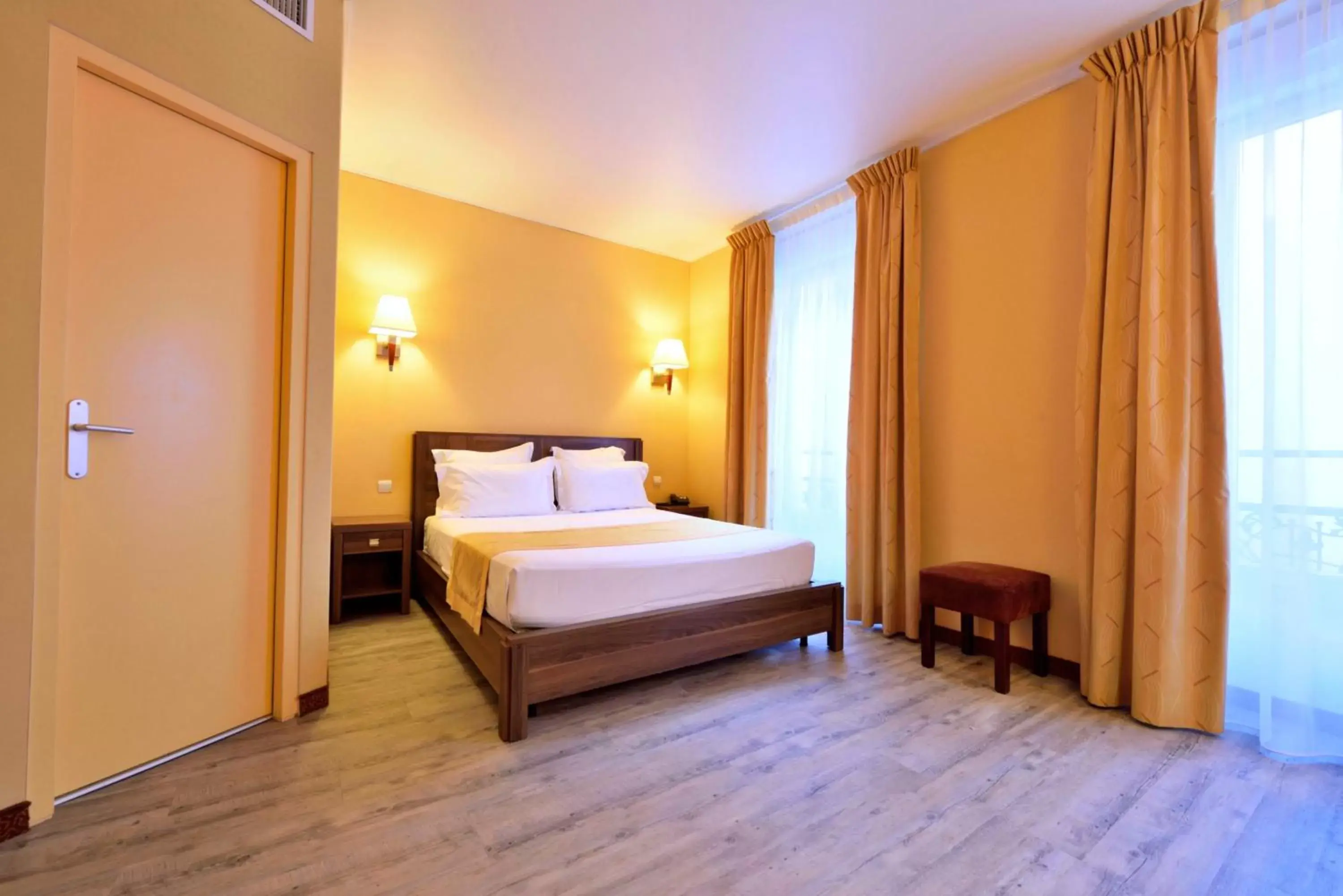 Classic Double Room with Garden View in Hotel Capitole Classic Double Room with Garden View in Hotel Capitole