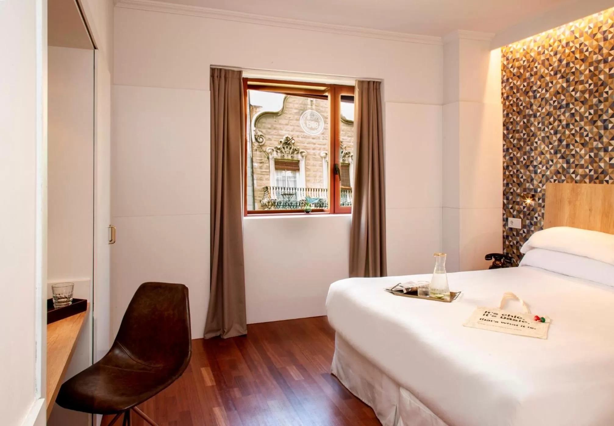 Bedroom, Bed in Chic & Basic Velvet