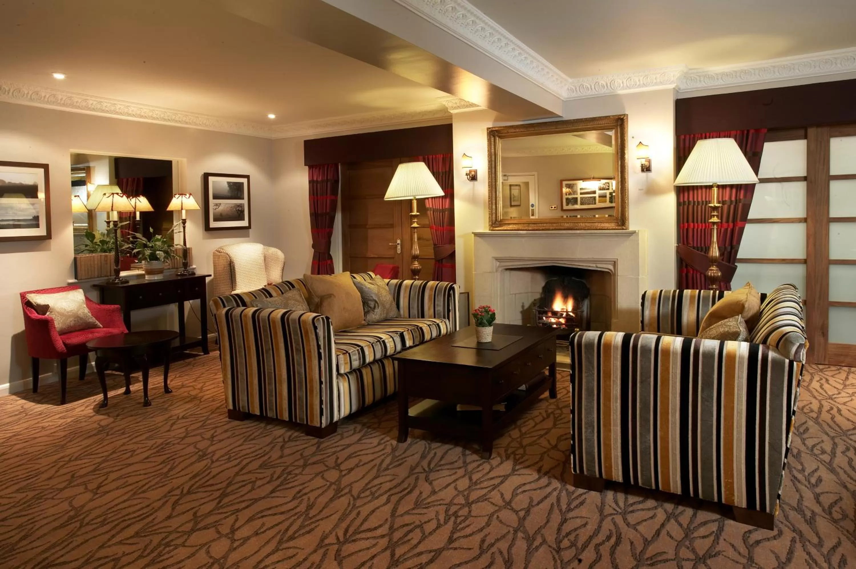Communal lounge/ TV room in Three Ways House Hotel