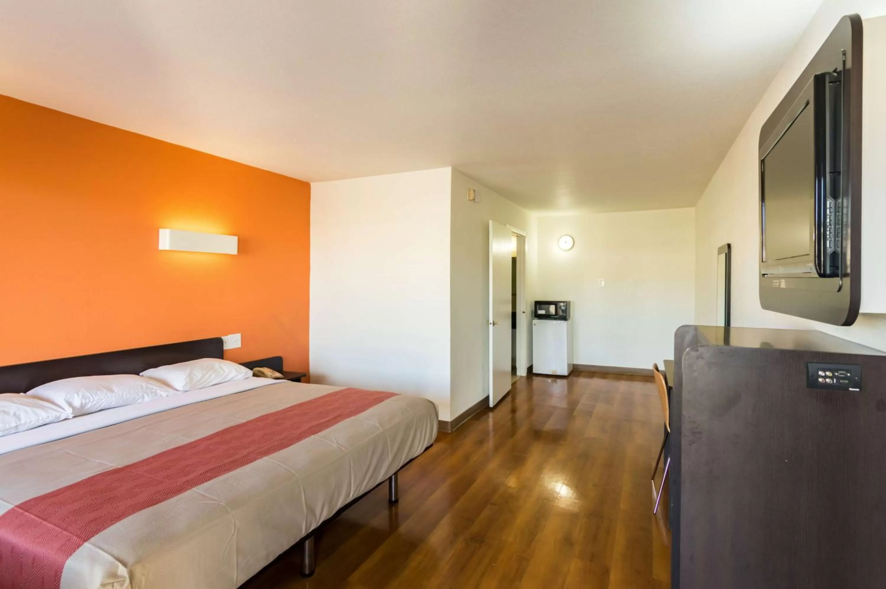 TV and multimedia, Bed in Motel 6-Wichita Falls, TX - North