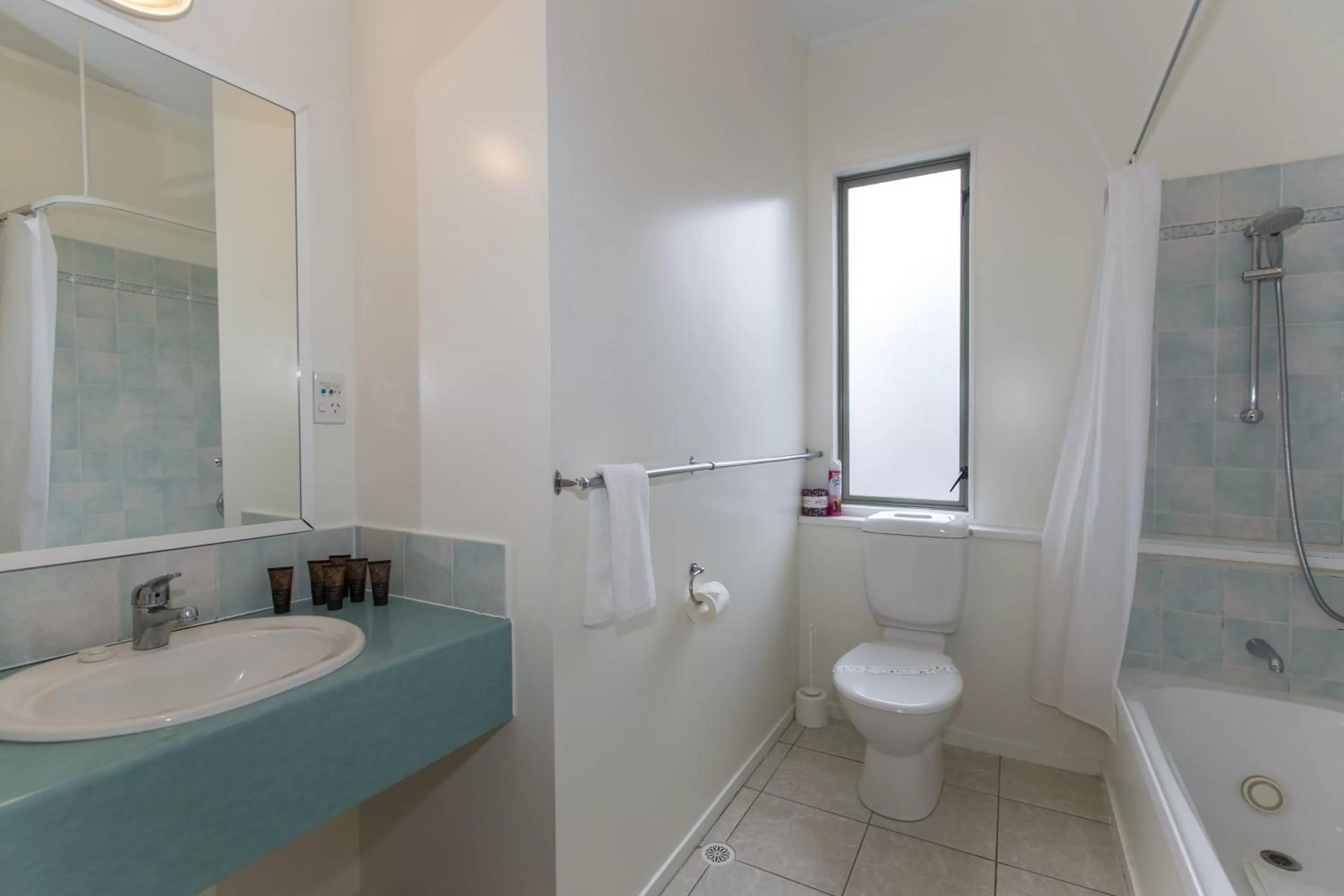 Bathroom in Fernhill Motor Lodge