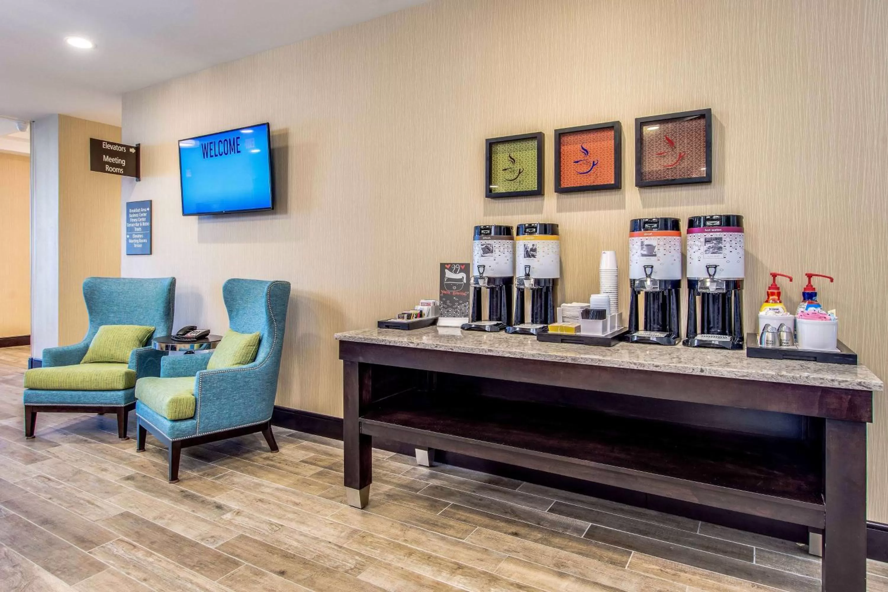 Dining area in Hampton Inn and Suites Clearwater Beach