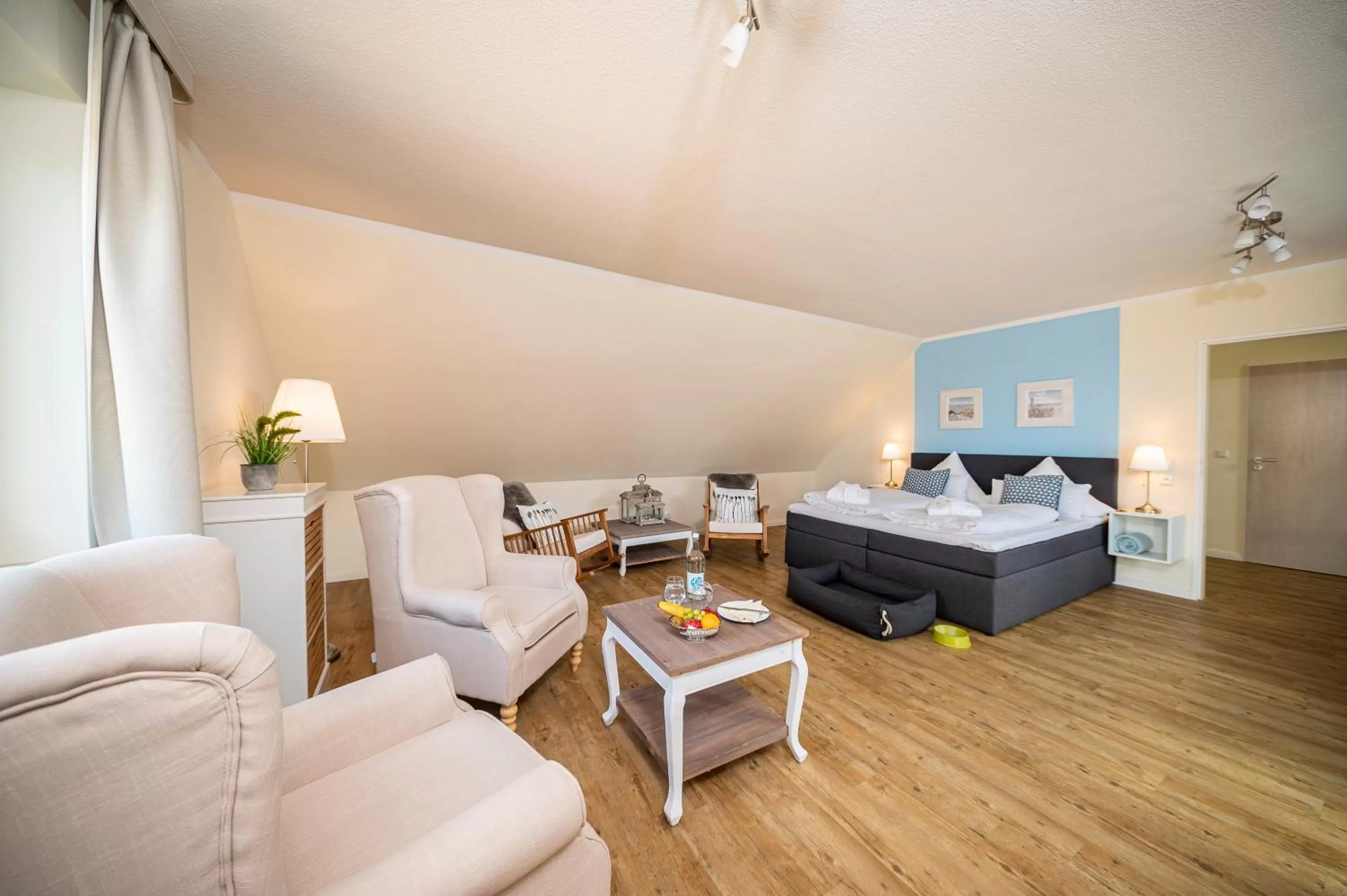 Living room, Bed in Das Frühstückshotel Büsum