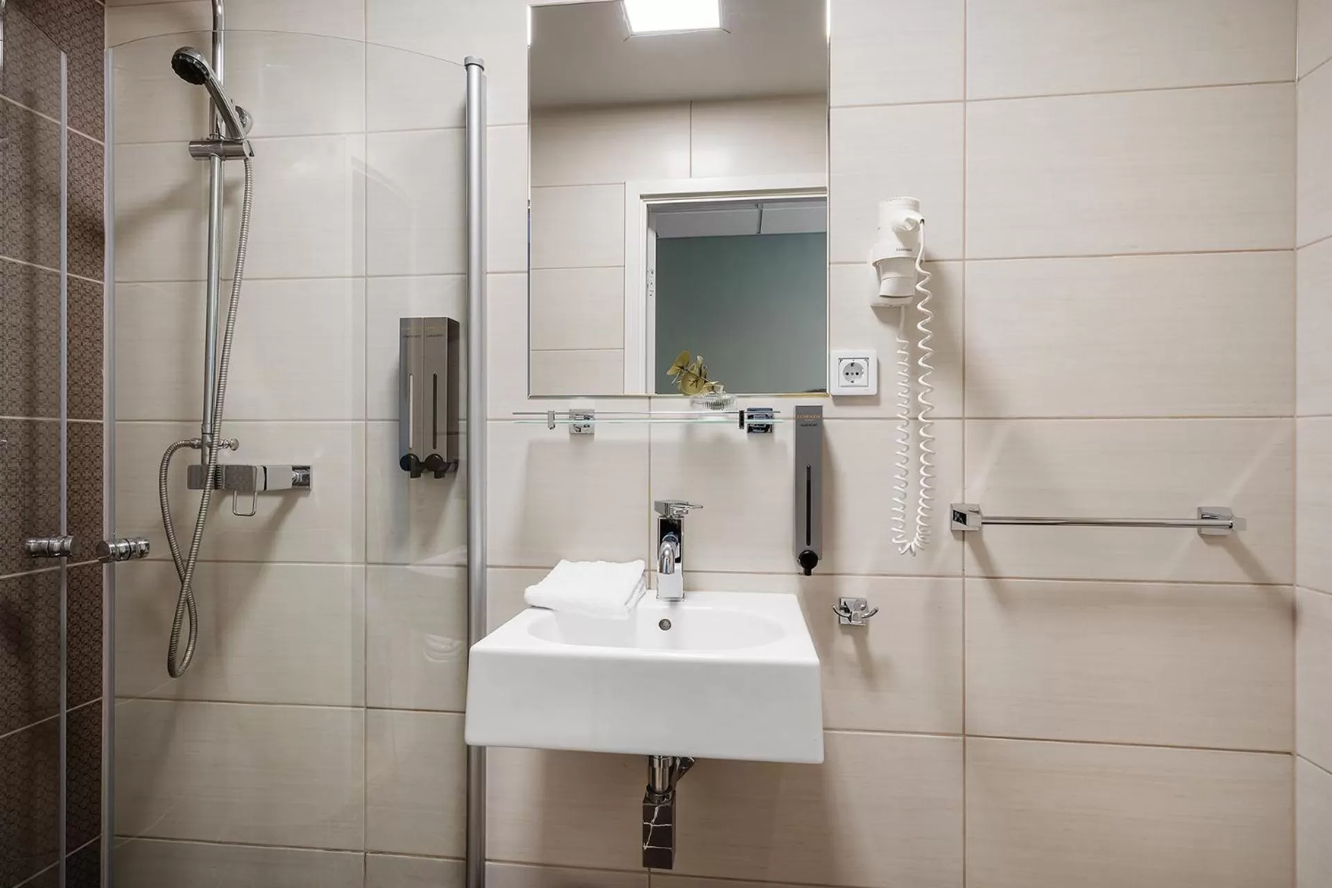 Shower in Hotel Point