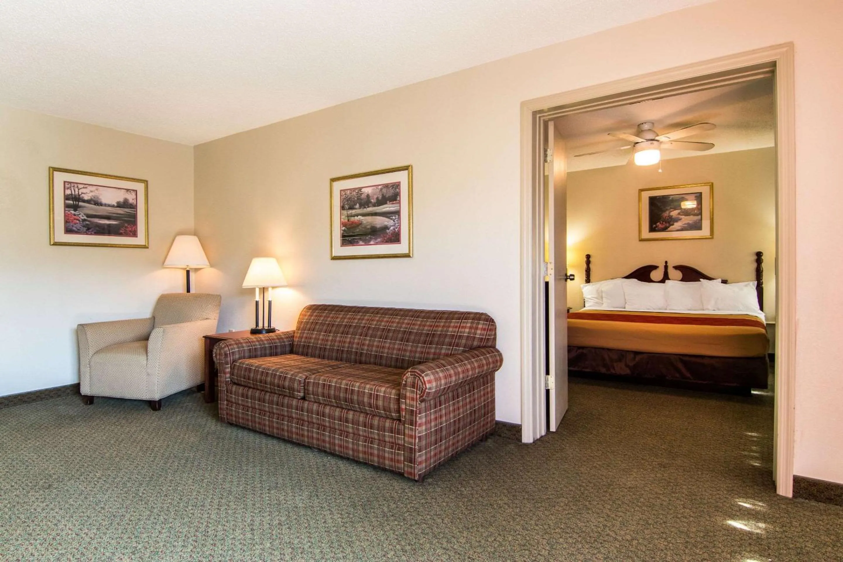Photo of the whole room, Bed in Econo Lodge Inn & Suites Conference Center Dublin