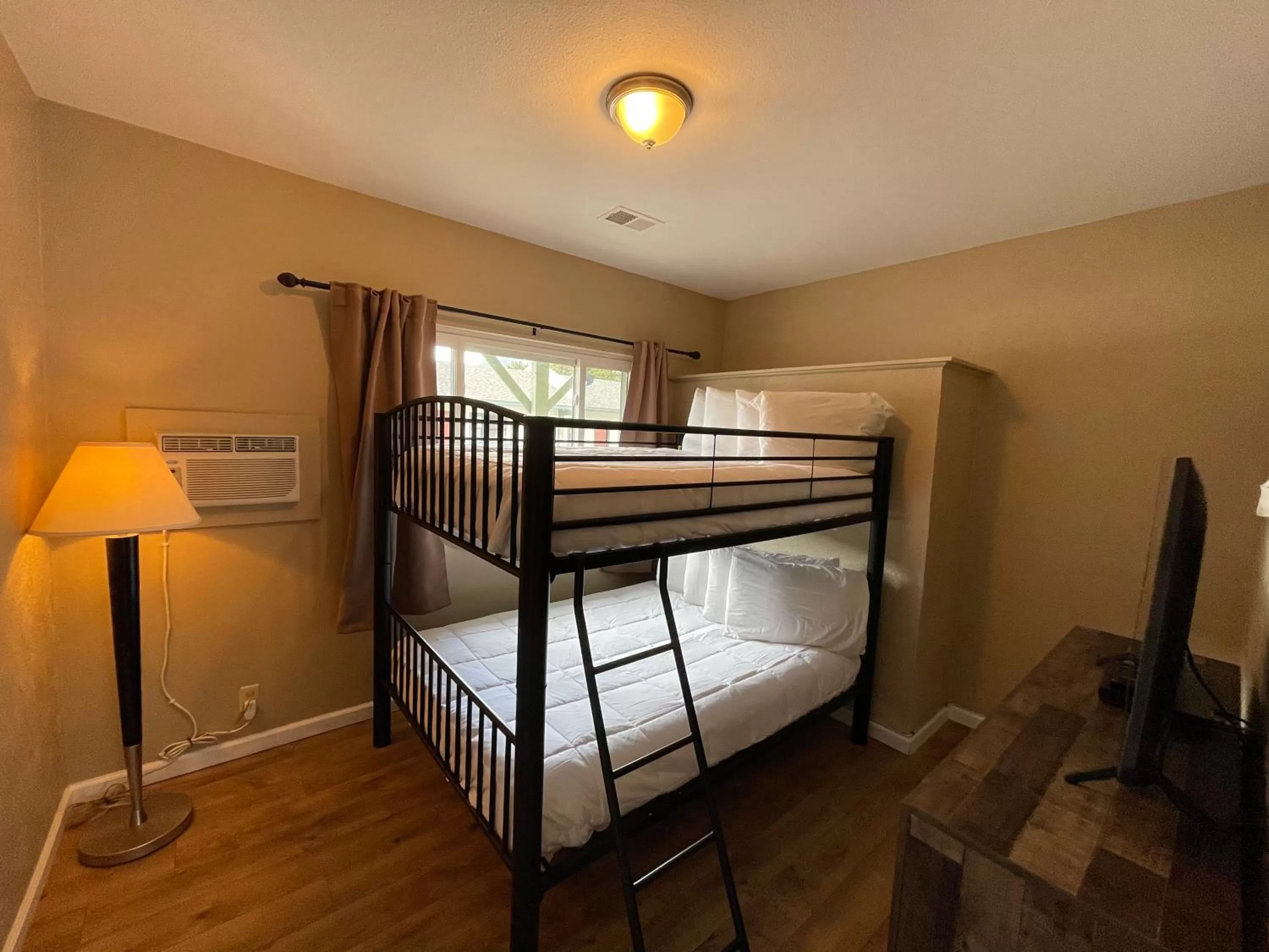 bunk bed, Bed in Estes Mountain Inn