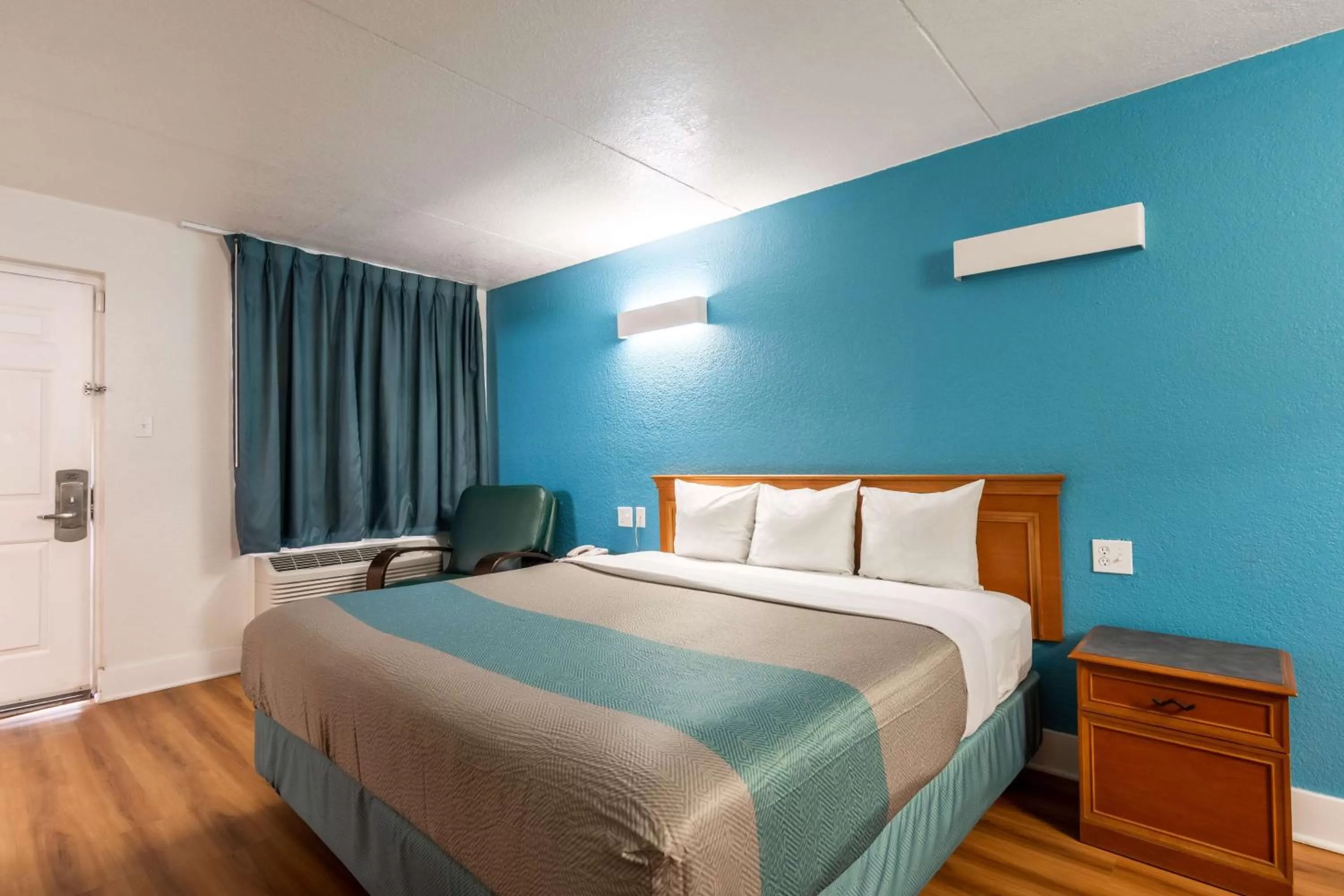 Photo of the whole room, Bed in Motel 6-North Little Rock, AR - McCain