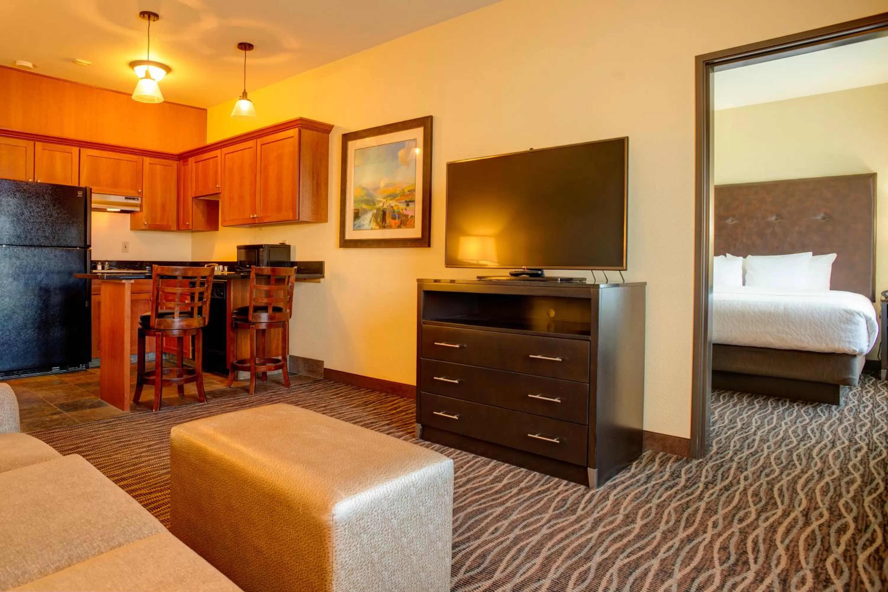 Kitchen or kitchenette, Bed in Best Western Plus Ellensburg Hotel