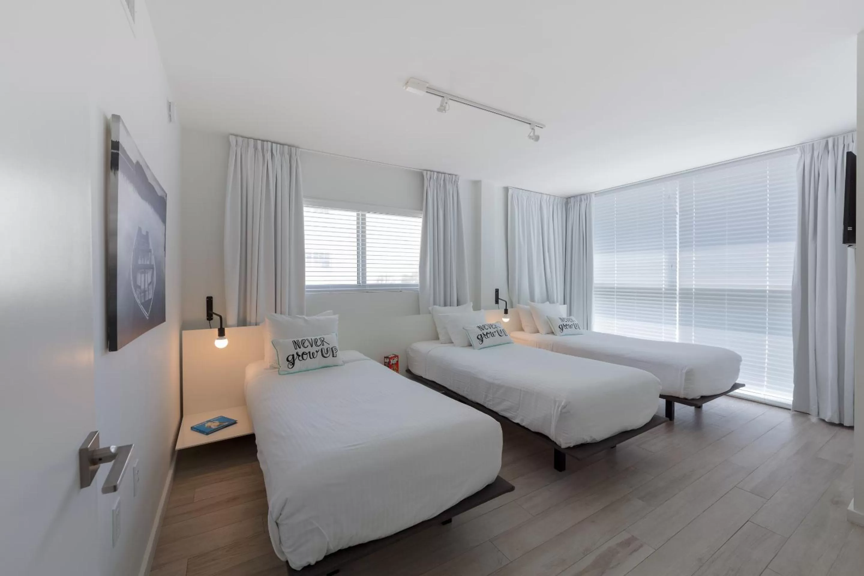 Bedroom, Bed in Beach Haus Key Biscayne Contemporary Apartments