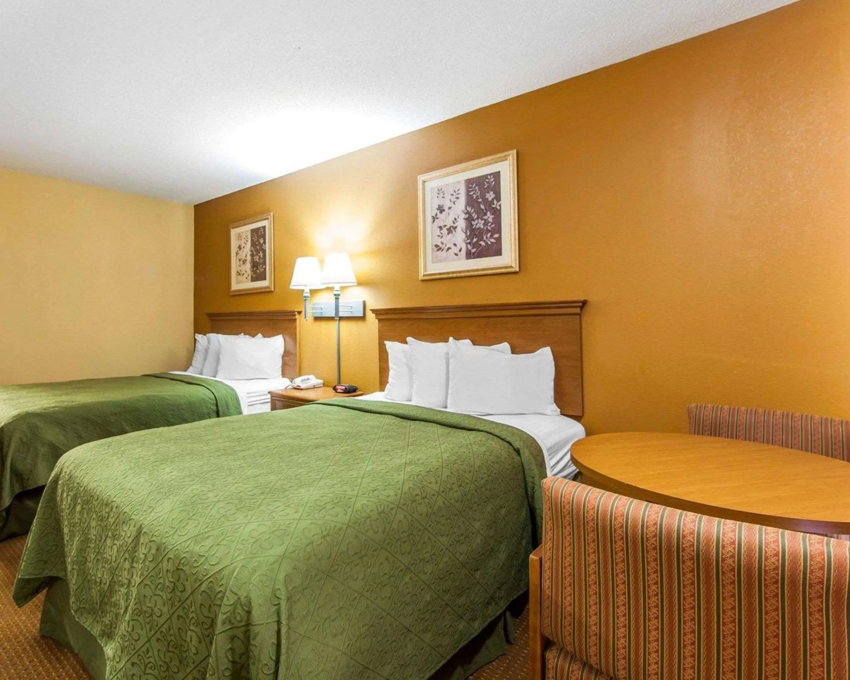 Photo of the whole room, Bed in Quality Inn & Suites Cartersville North
