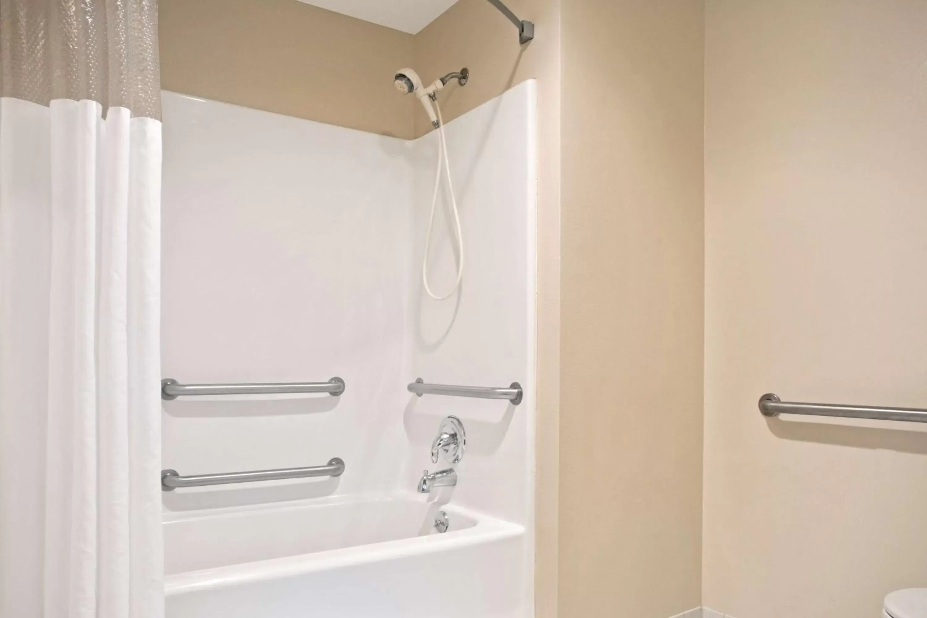 1 Double Bed, Mobility/Hearing Accessible Room, Bathtub w/ Grab Bars, Non-Smoking in Baymont by Wyndham Conroe 1 Double Bed, Mobility/Hearing Accessible Room, Bathtub w/ Grab Bars, Non-Smoking in Baymont by Wyndham Conroe