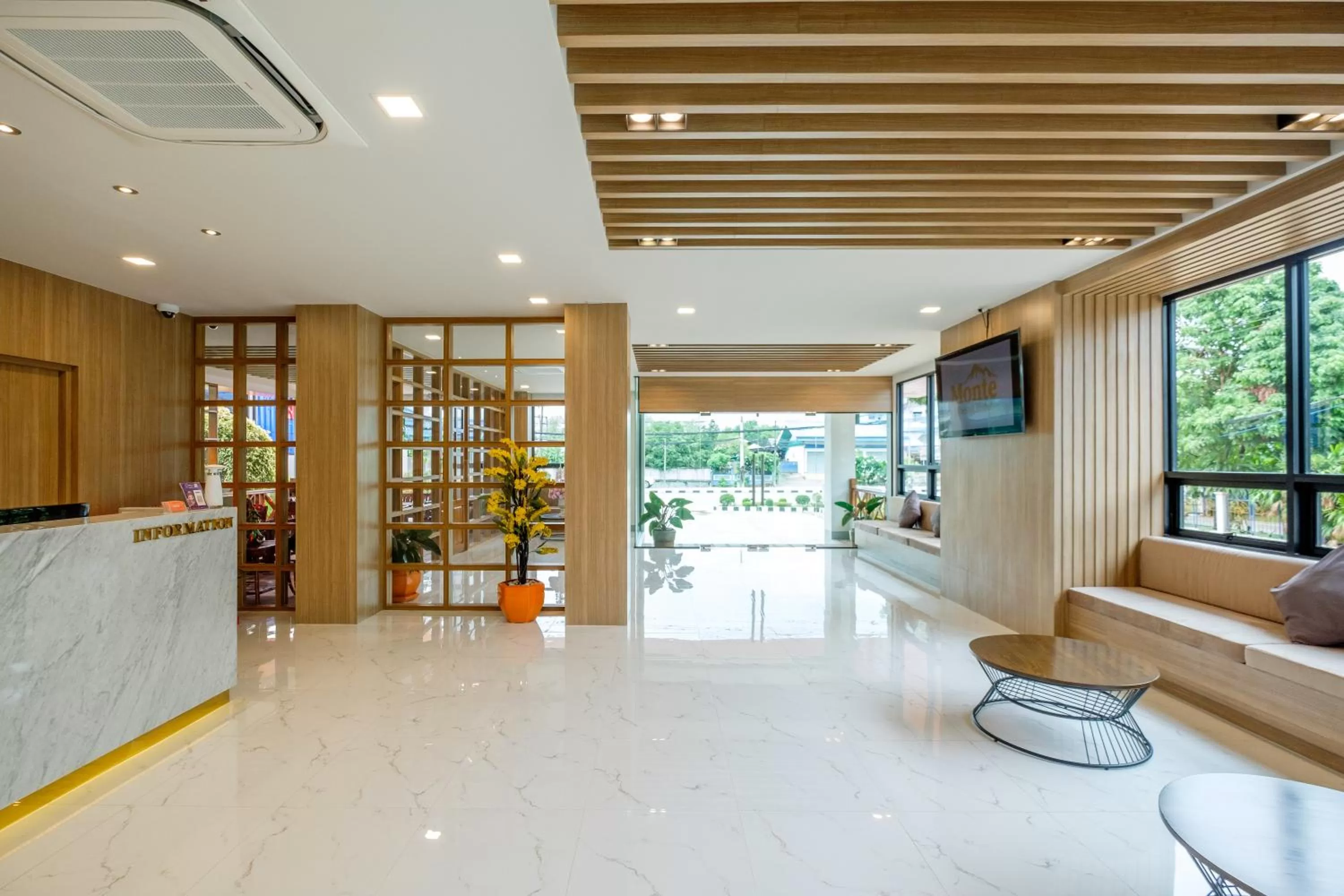 Lobby or reception in Monte Maesot hotel