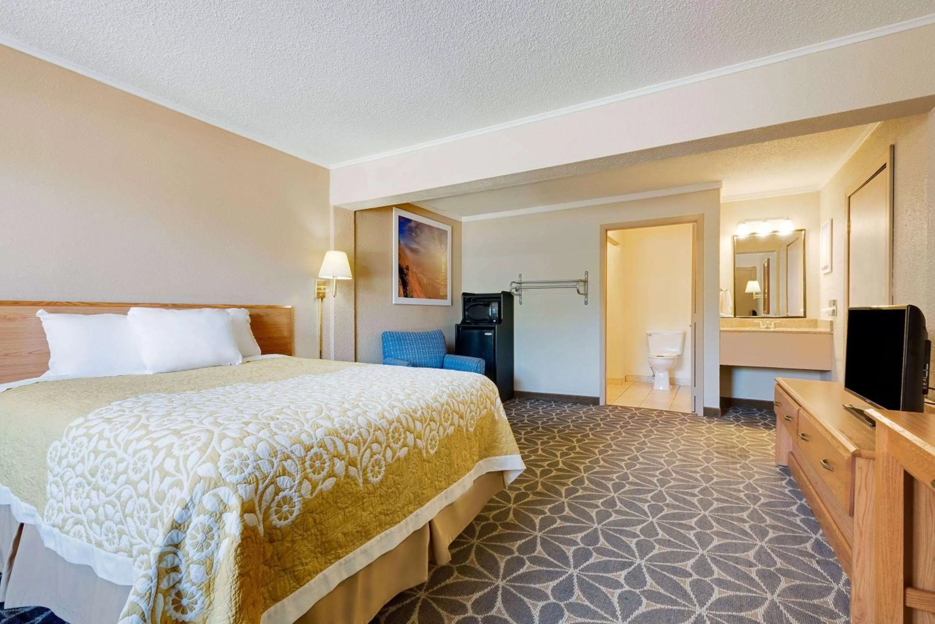 Photo of the whole room, Bed in Days Inn by Wyndham Fairmont