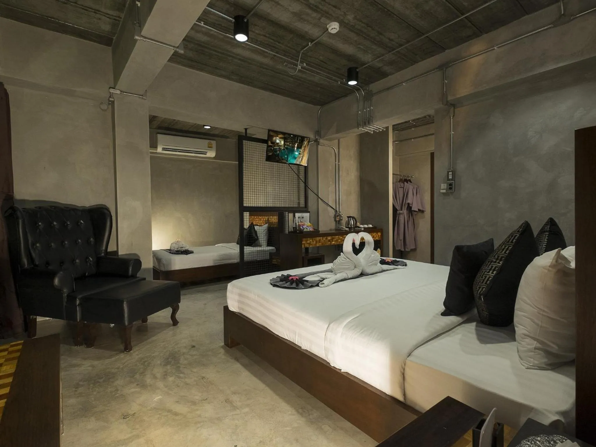 Photo of the whole room, Bed in Thapae Loft