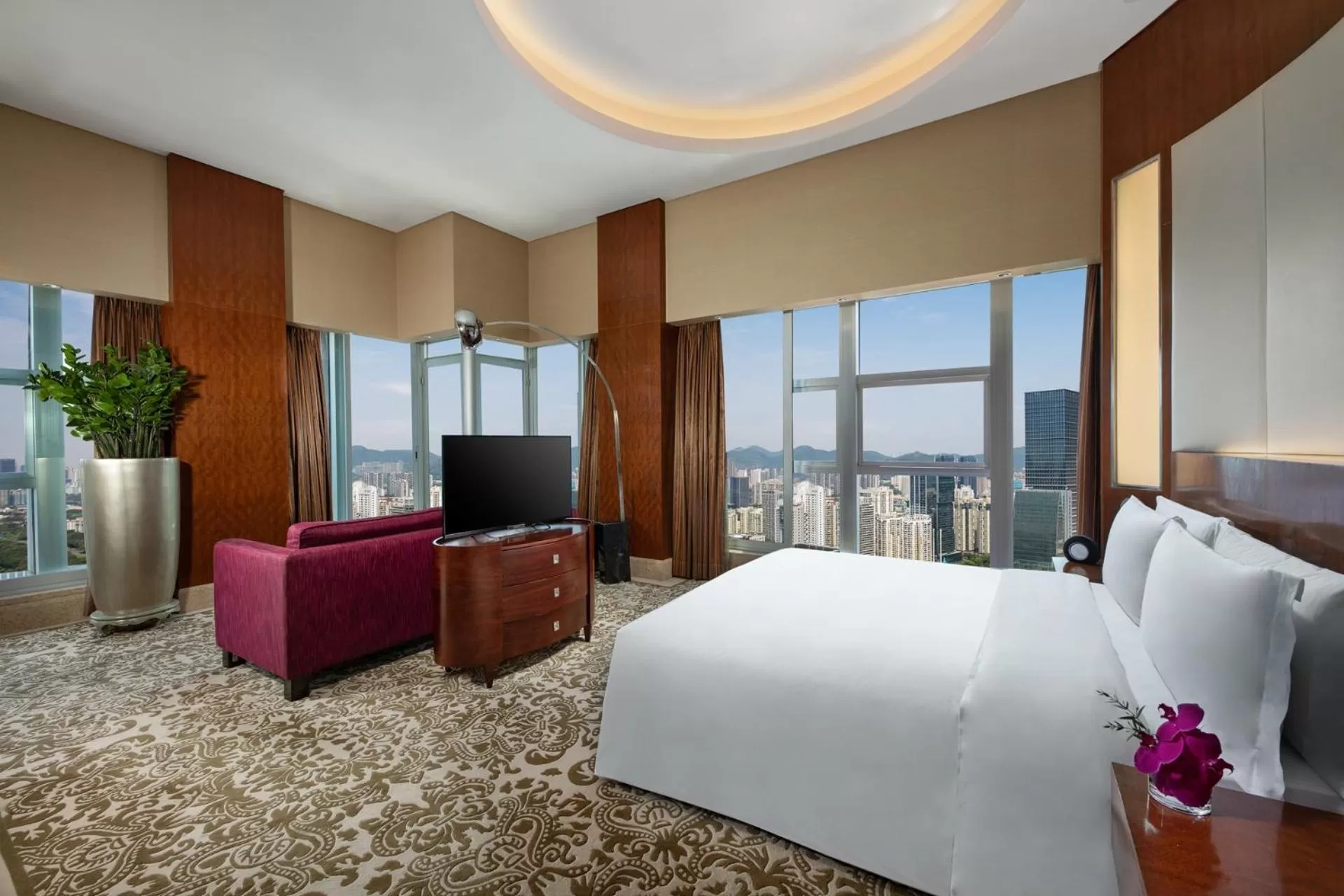 Photo of the whole room, Bed in Crowne Plaza Shenzhen Futian, Near to Shenzhen Convention&Exhibition Centre, Shenzhen Stock Exchange and Shenzhen Civic Center, Outdoor Heated Pool