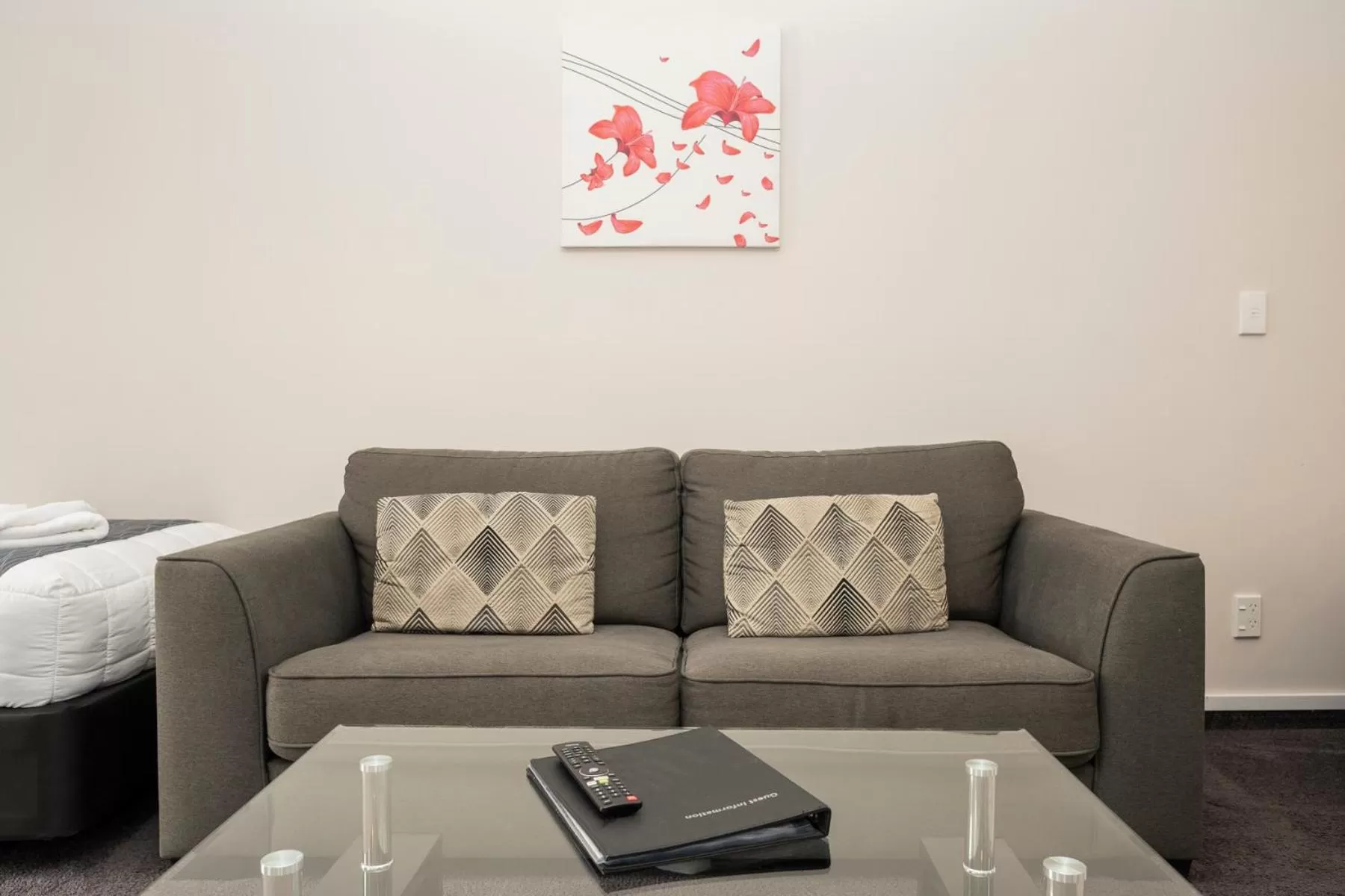 Seating area, Bed in Tudor Park Motel Spacious with kitchens 1 minute walk to restaurant and shopping centre and Gisborne Hospital