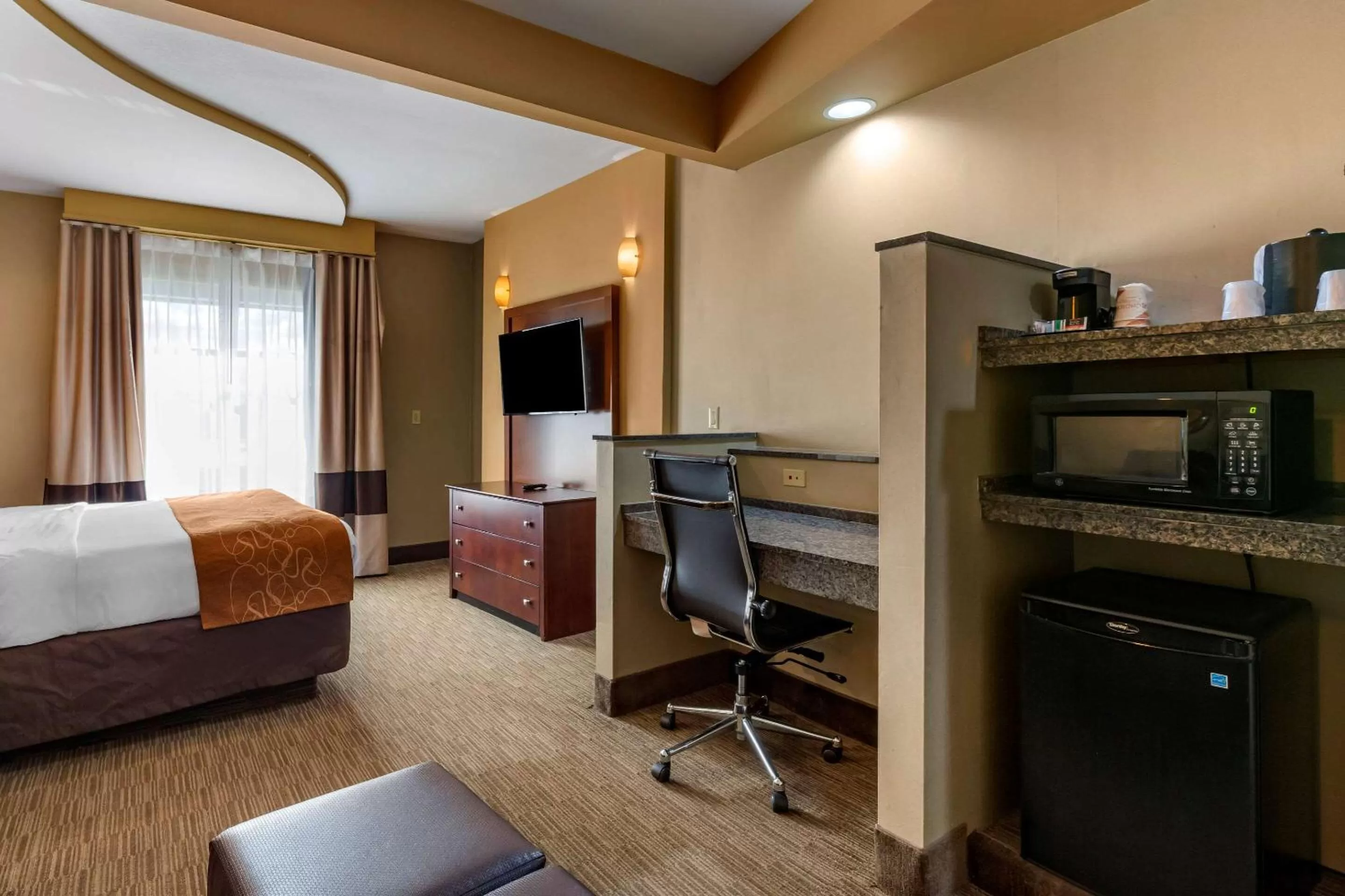 Bedroom, Bed in Comfort Suites Perrysburg - Toledo South