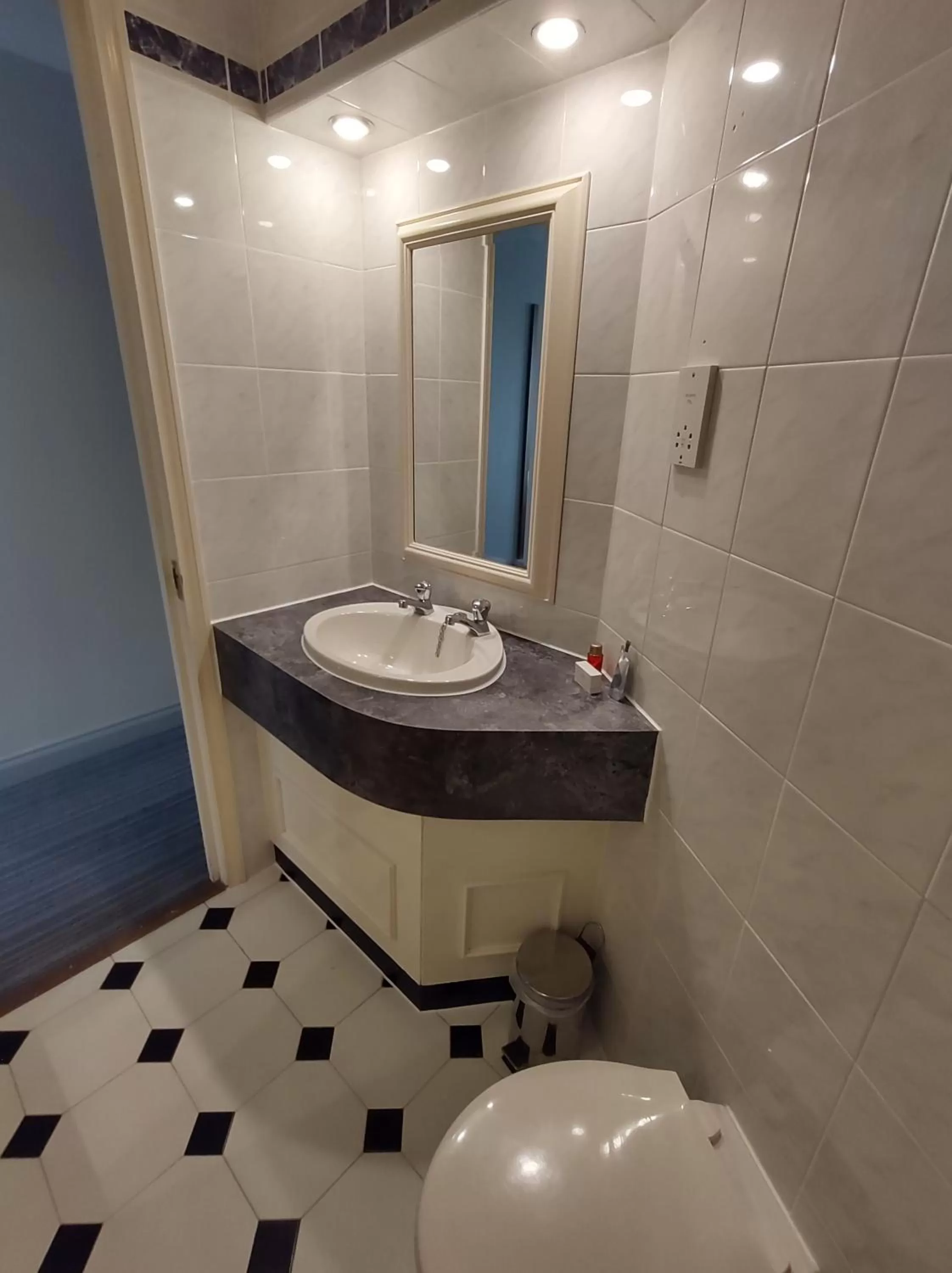 Bathroom in Poole Quay Hotel
