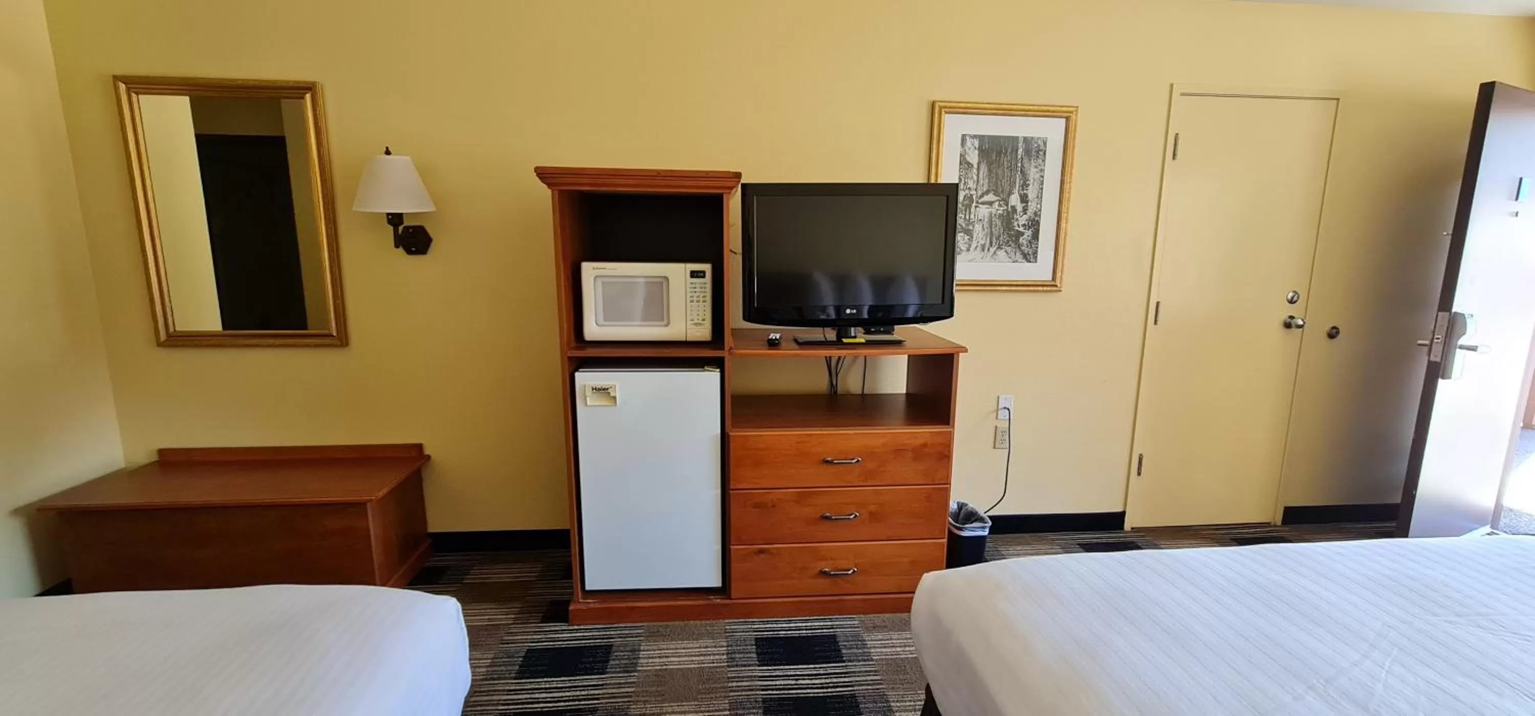 TV and multimedia, Bed in Oakridge Inn & Suites