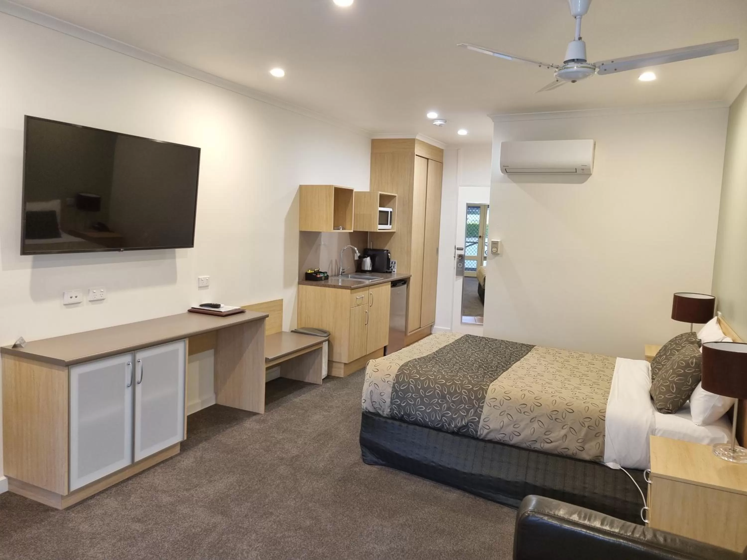 TV and multimedia, Bed in Golden Heritage Accommodation